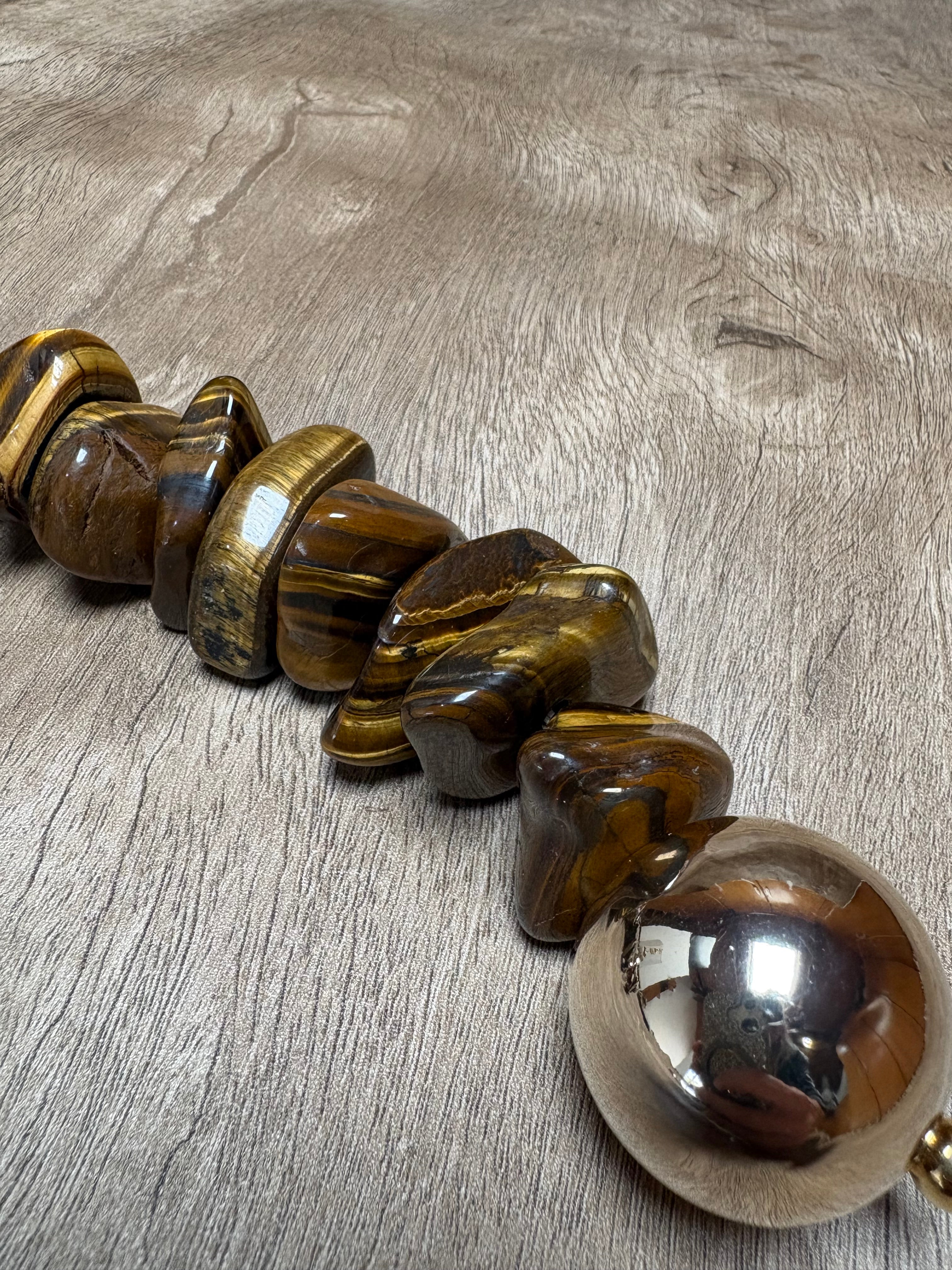 Colar de Mesa de Olho de Tigre com Esfera Banhada.