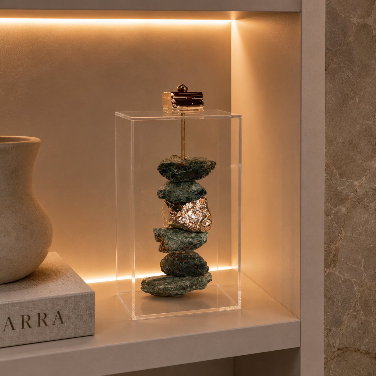 Caixa decorativa de acrílico de Fucsita e Banhada.