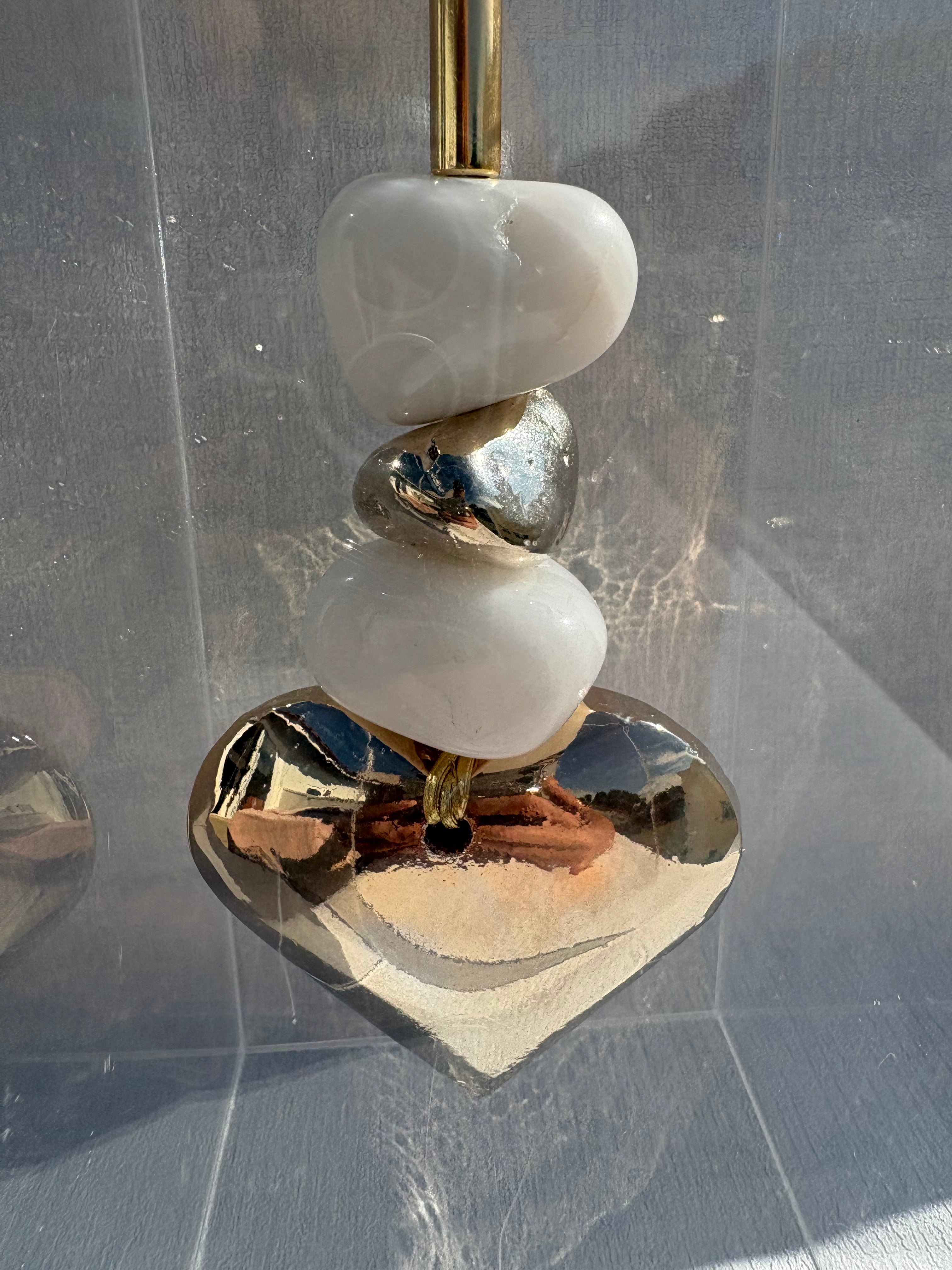 Caixa decorativa de acrílico com coração banhado e Quartzo Branco.