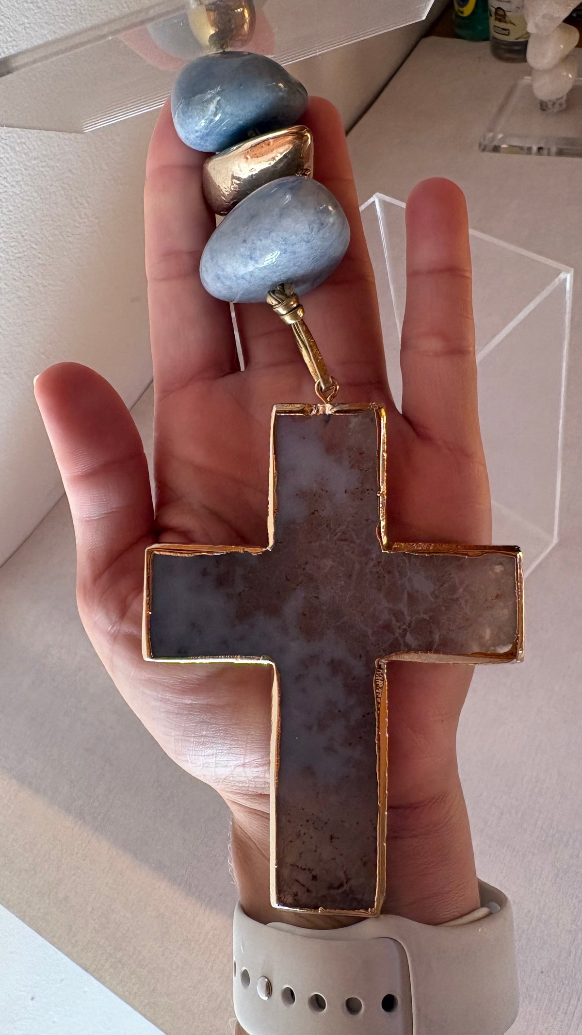 Caixa decorativa de acrílico de Cruz de Pedra Natural e Quartzo Azul.