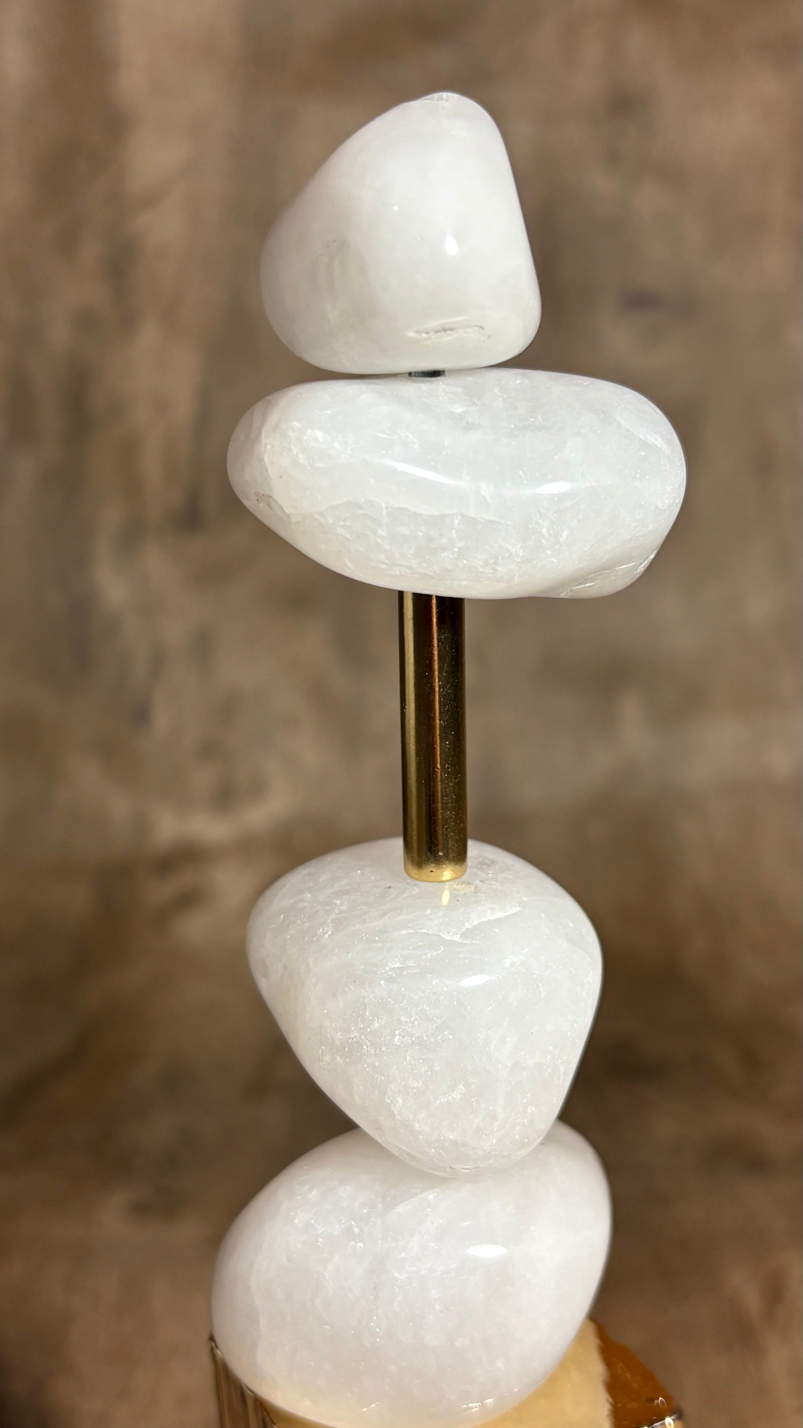 Escultura Decorativa de Quartzo Branco e esfera banhada. (Cópia)