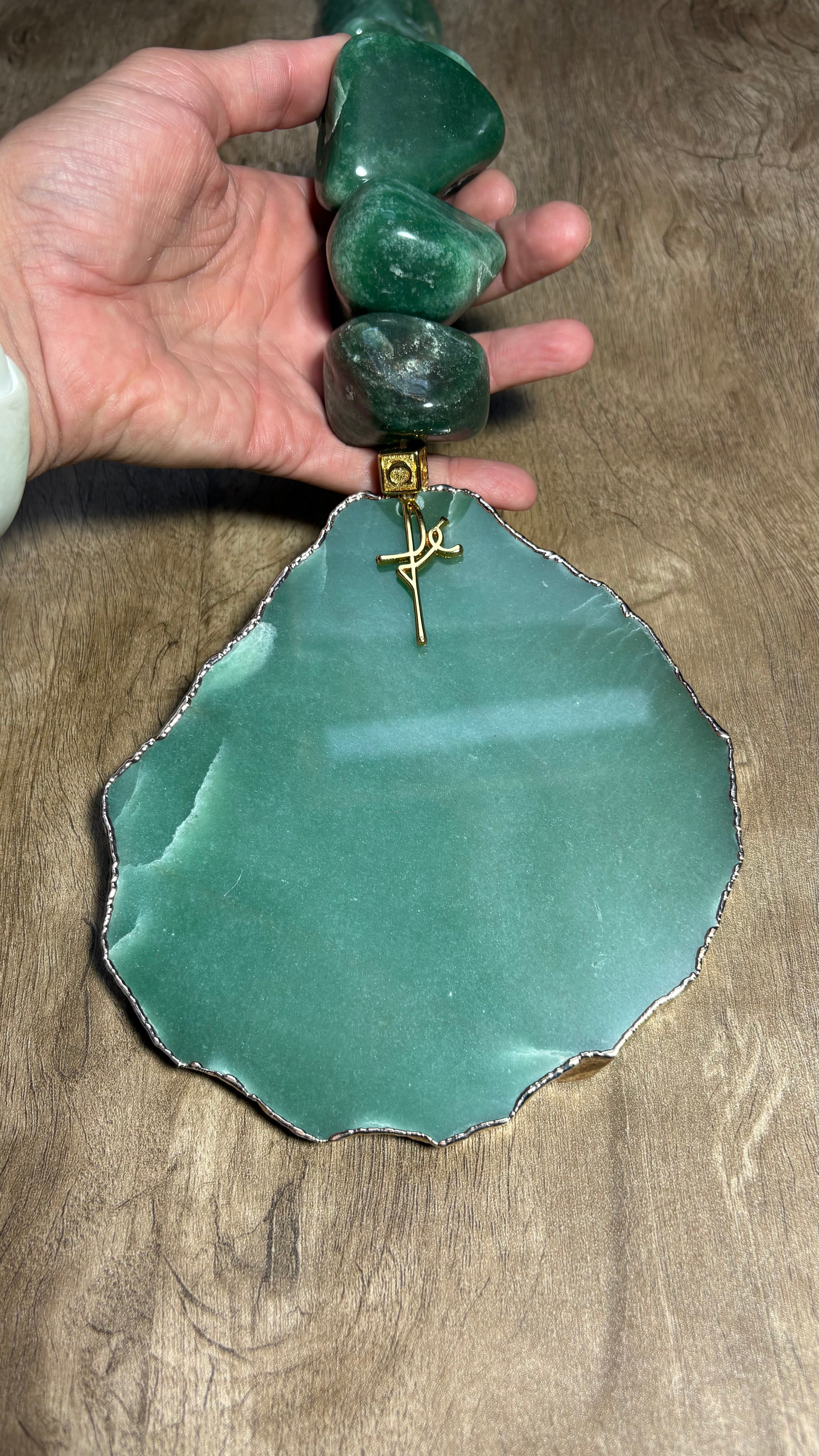 Colar de Mesa Fialho com pedras naturais - Quartzo verde com Banhada.