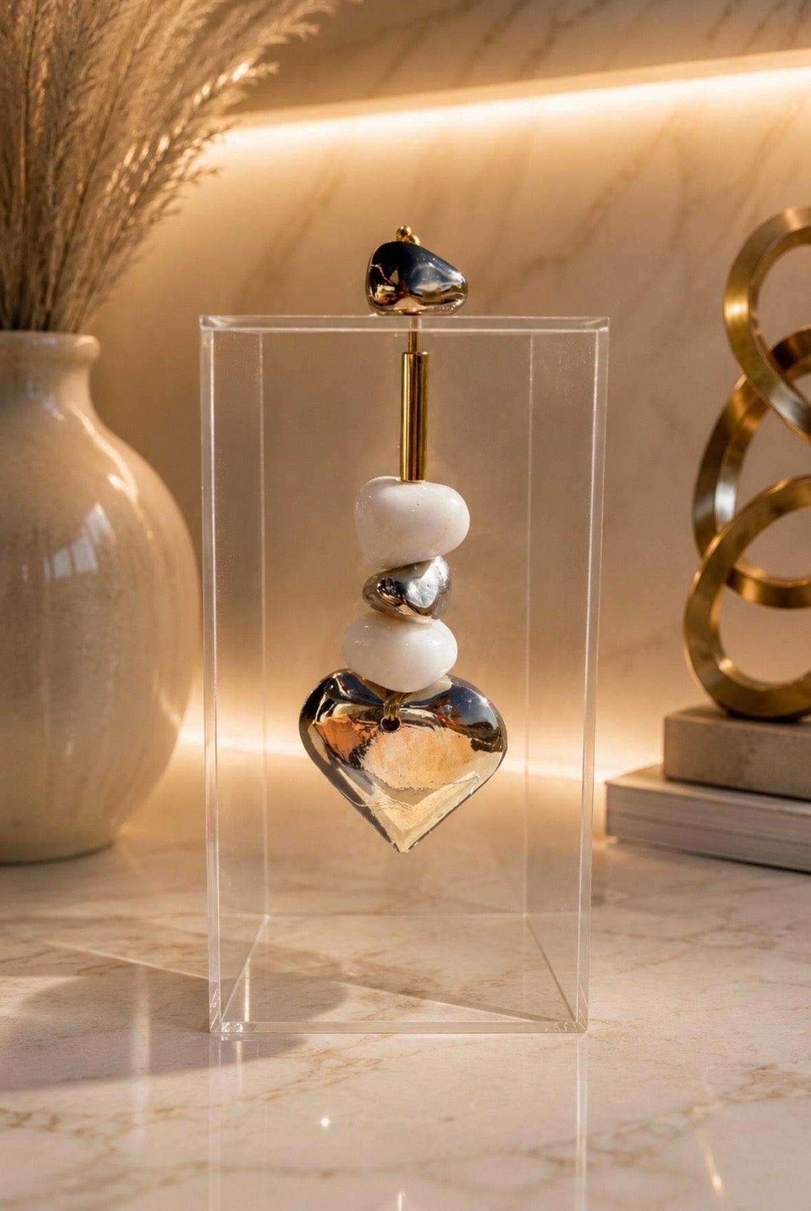 Caixa decorativa de acrílico com coração banhado e Quartzo Branco.