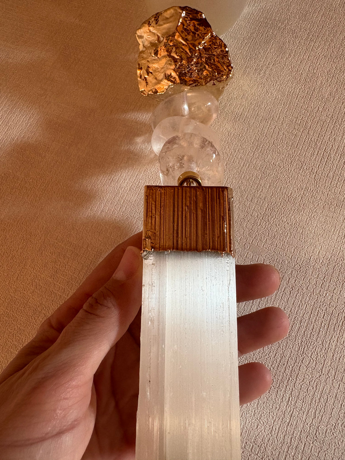 Colar de Mesa Bruna - Quartzo Branco com Selenita e medalha da Árvore da Família.