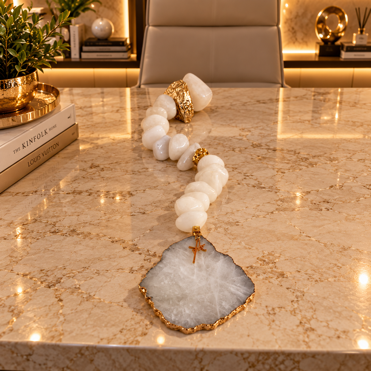 Colar de Mesa Fialho com pedras naturais - Quartzo Branco com Banhada e Pingente Fé.