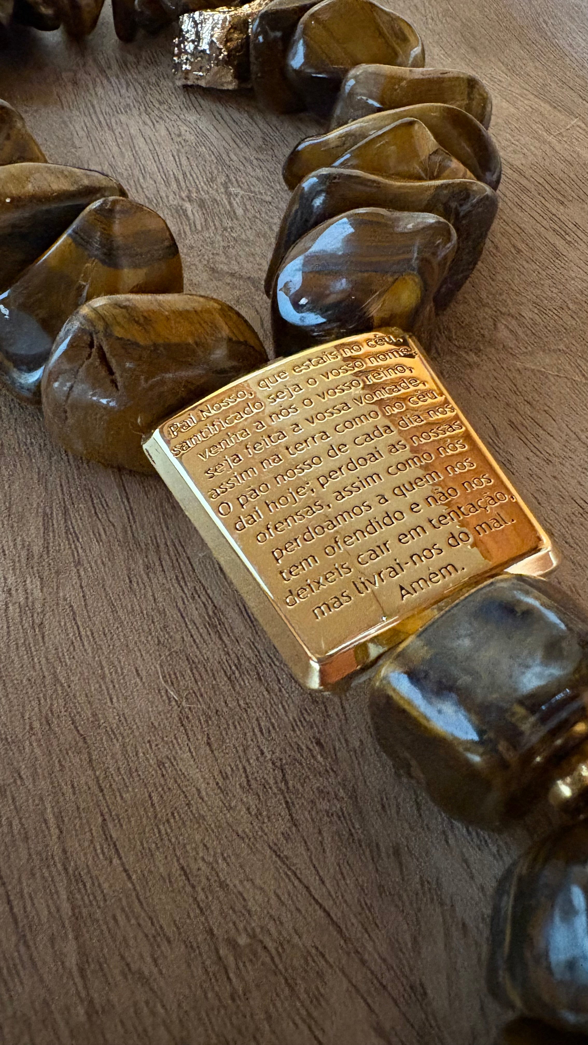 Terço Decorativo de Olho de Tigre com Cruz banhada.