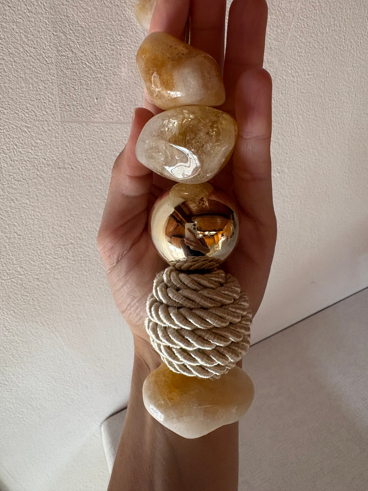 Caixa decorativa de acrílico de Citrino, Esfera Banhada e com Fio de Macrame.