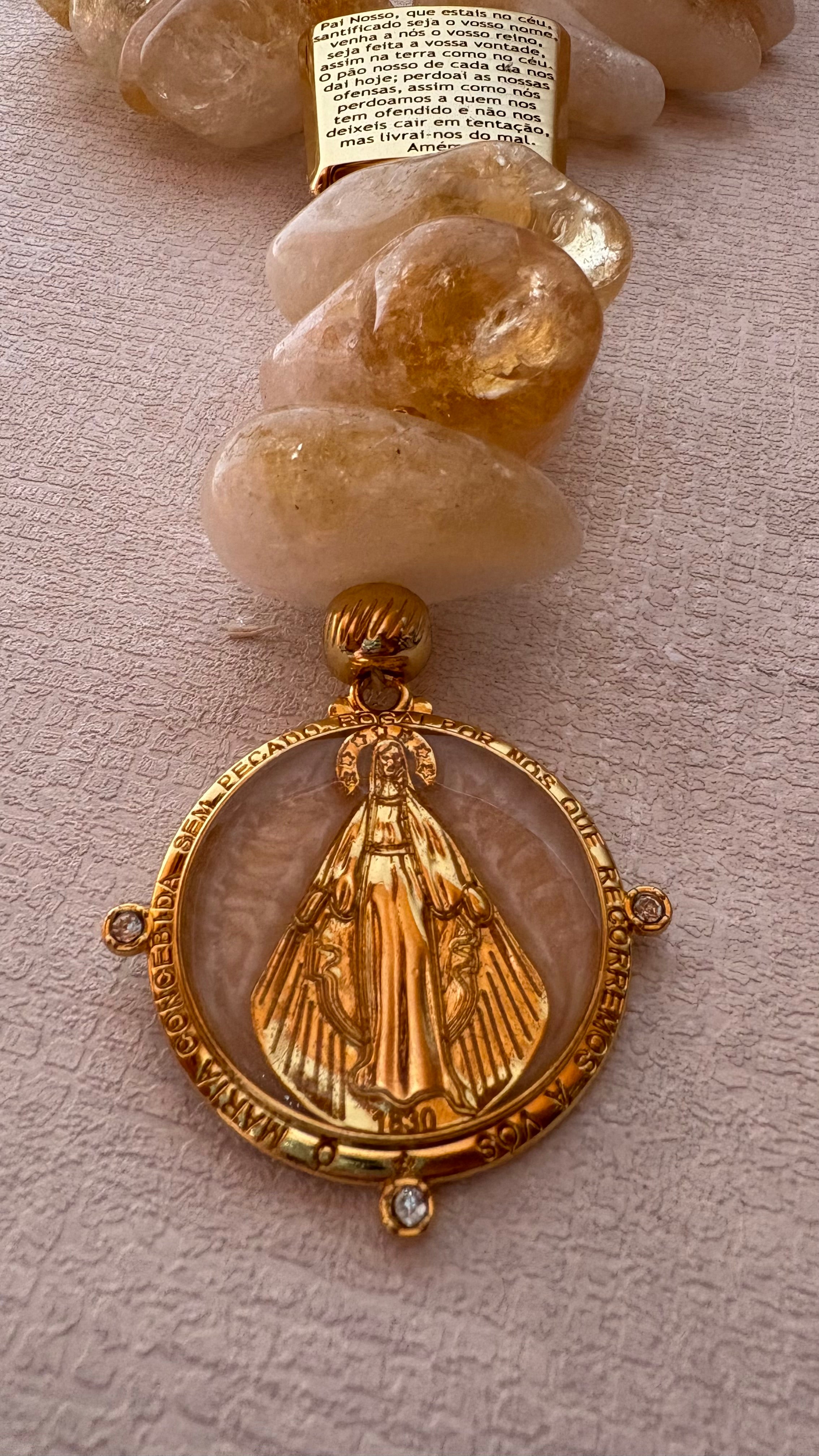 Terço Decorativo Pai Nosso de Pedra Natural - Citrino com Medalha da Nossa Senhora.