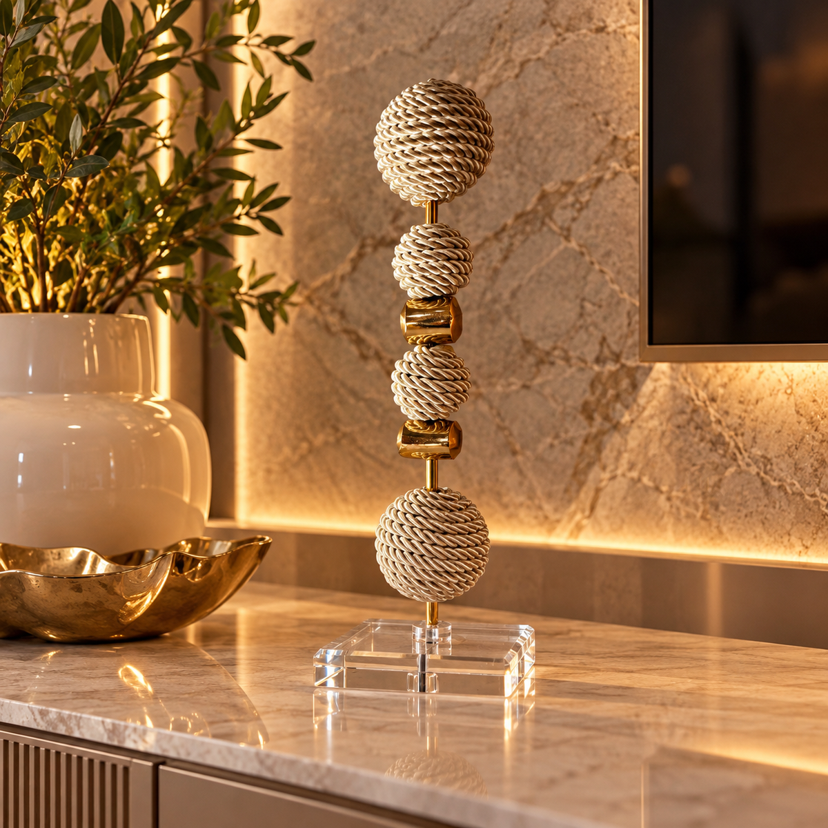 Escultura Decorativa de Esfera com fio de Macrame com Pedra Banhada.