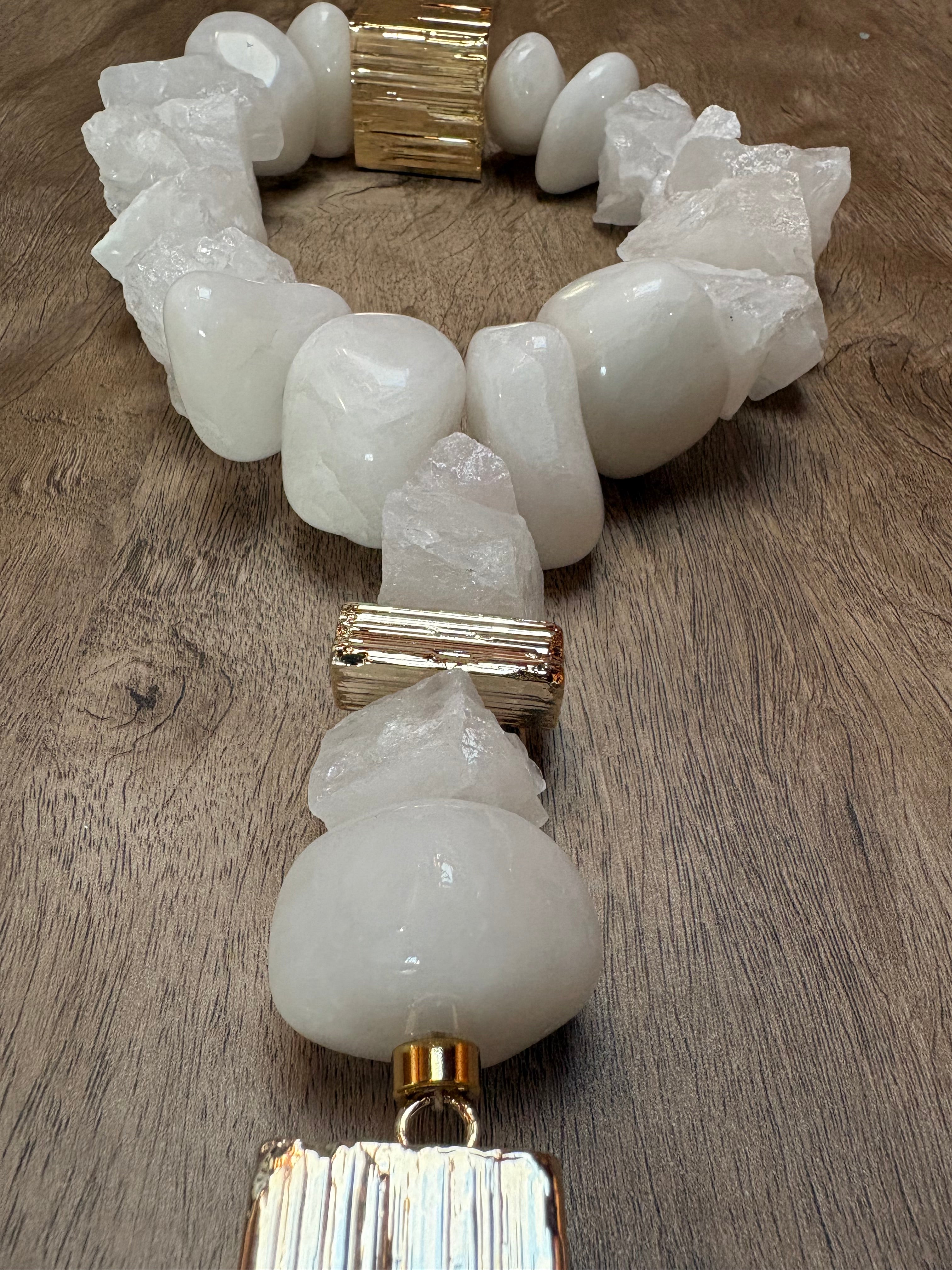 Colar de Mesa Carla- Quartzo Branco com Selenita Banhada.