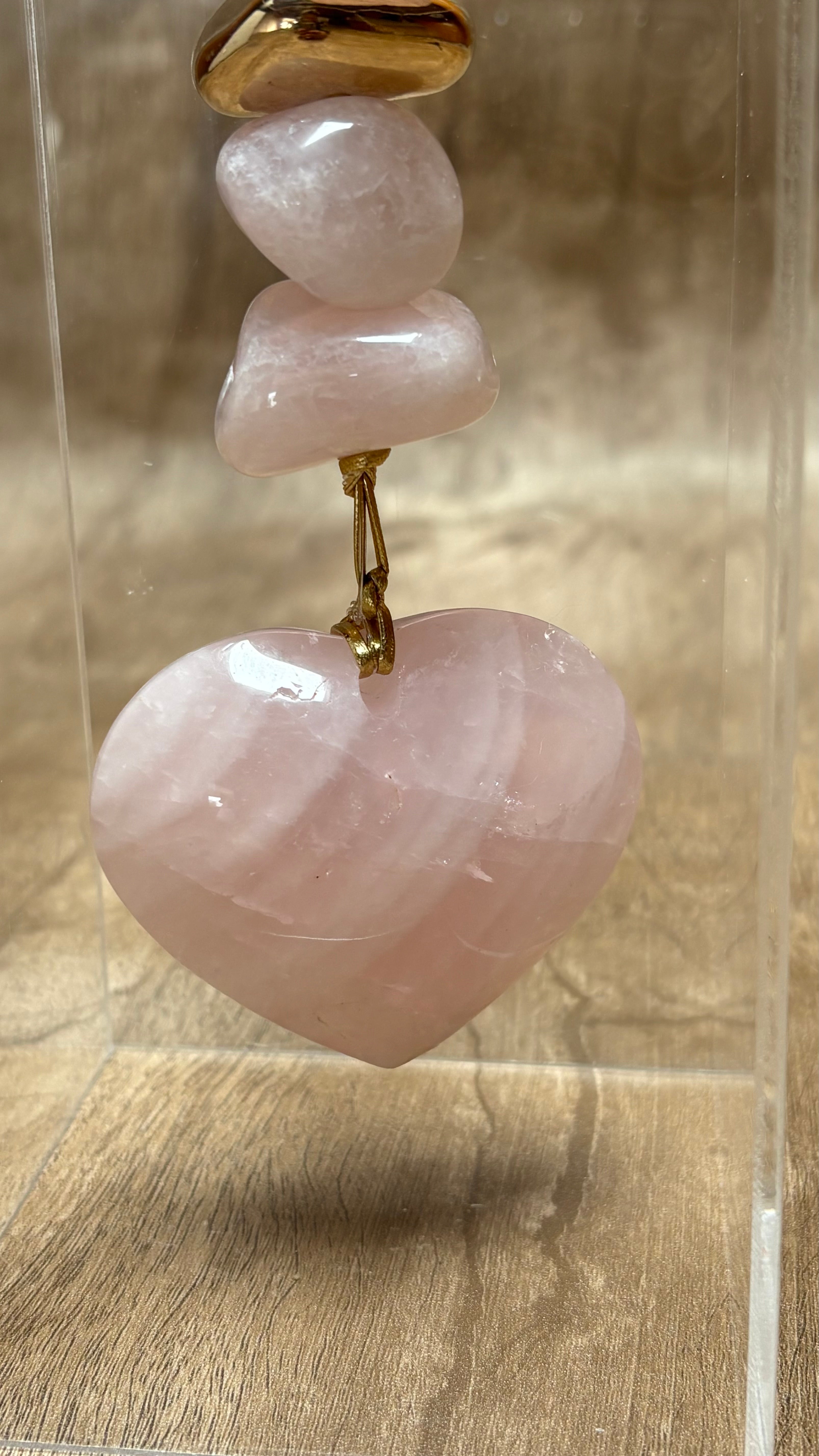 Caixa decorativa de acrílico de pedras de Quartzo rosa e coração.