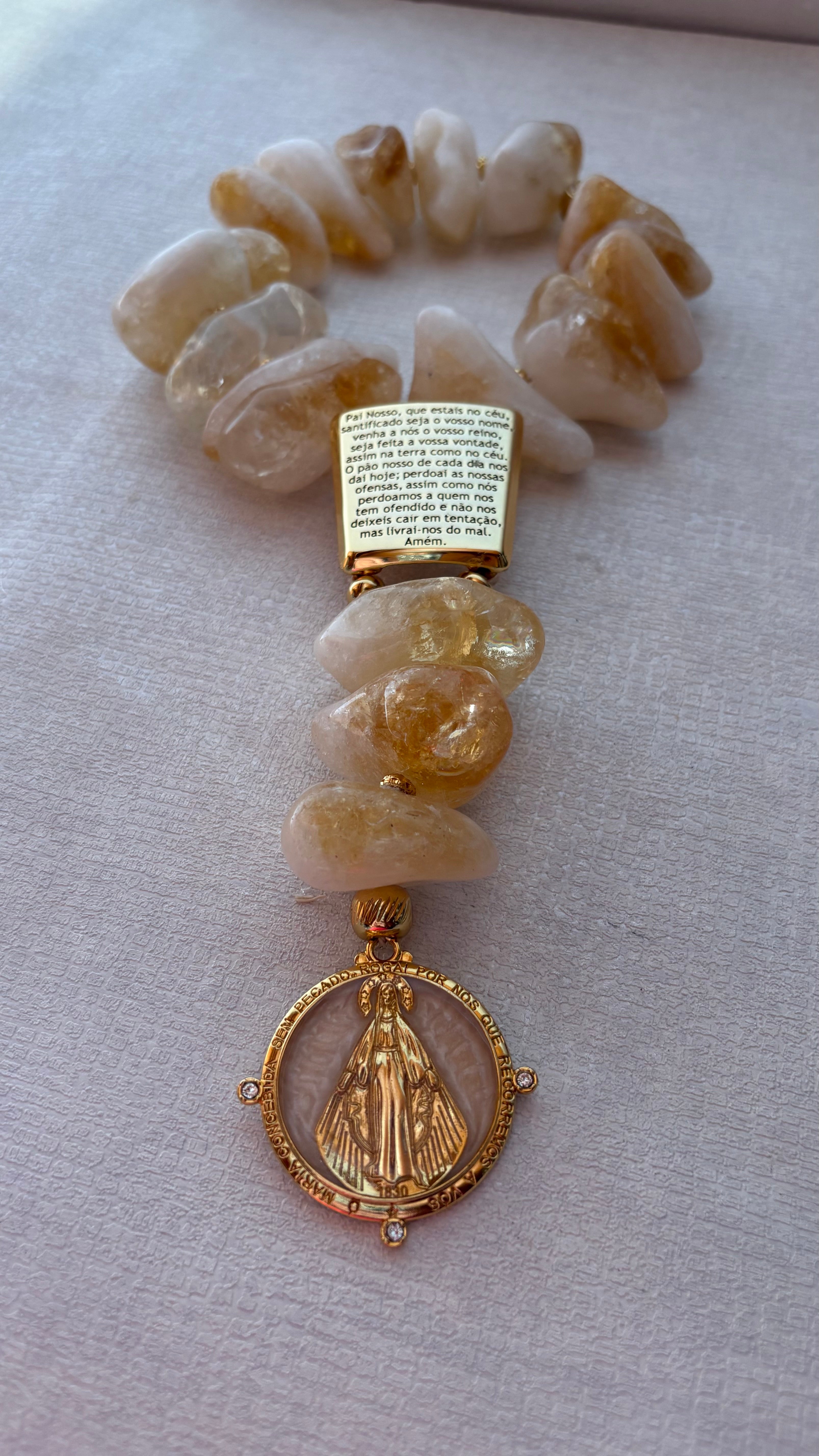 Terço Decorativo Pai Nosso de Pedra Natural - Citrino com Medalha da Nossa Senhora.