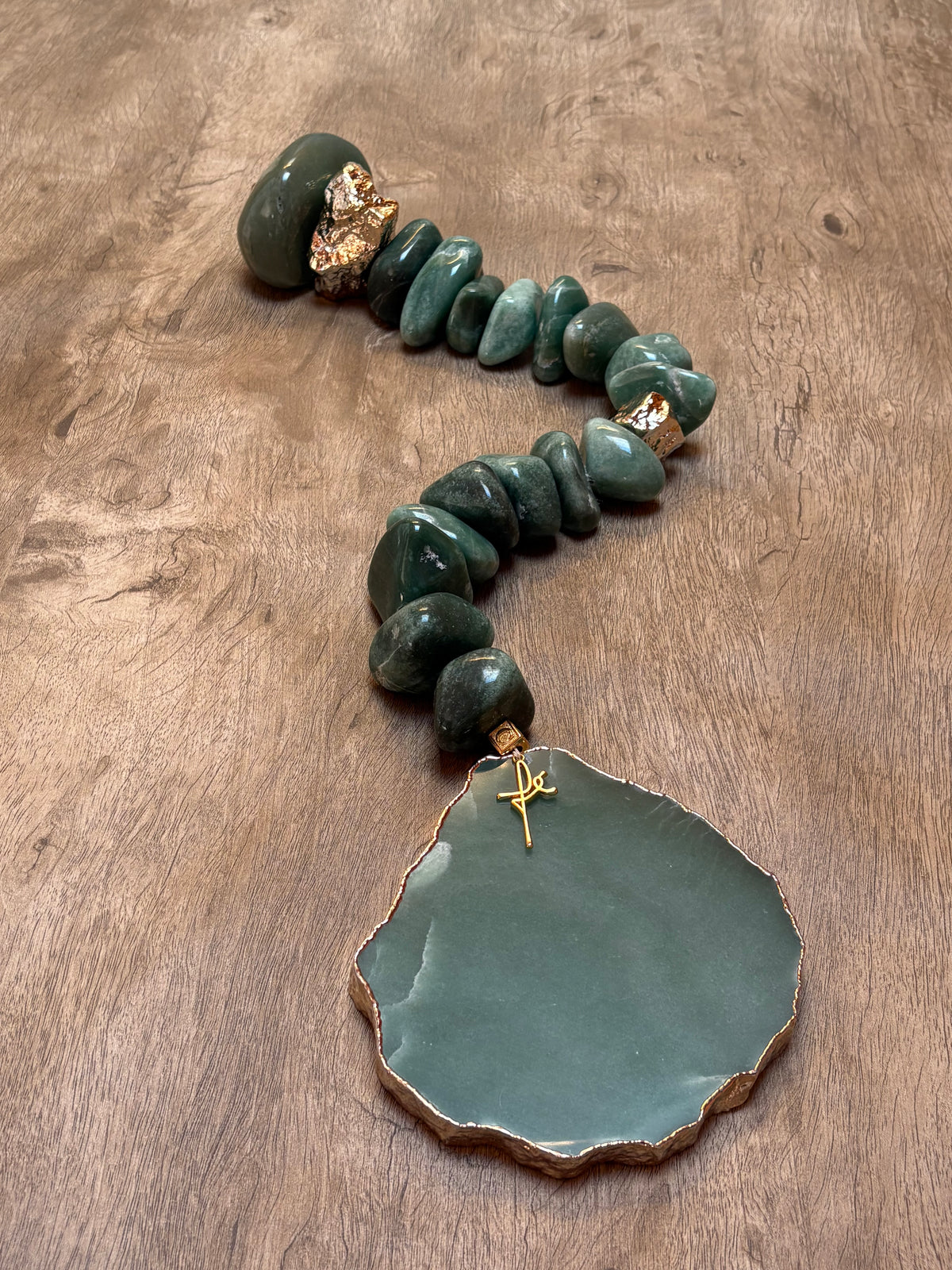 Colar de Mesa Fialho com pedras naturais - Quartzo verde com Banhada.