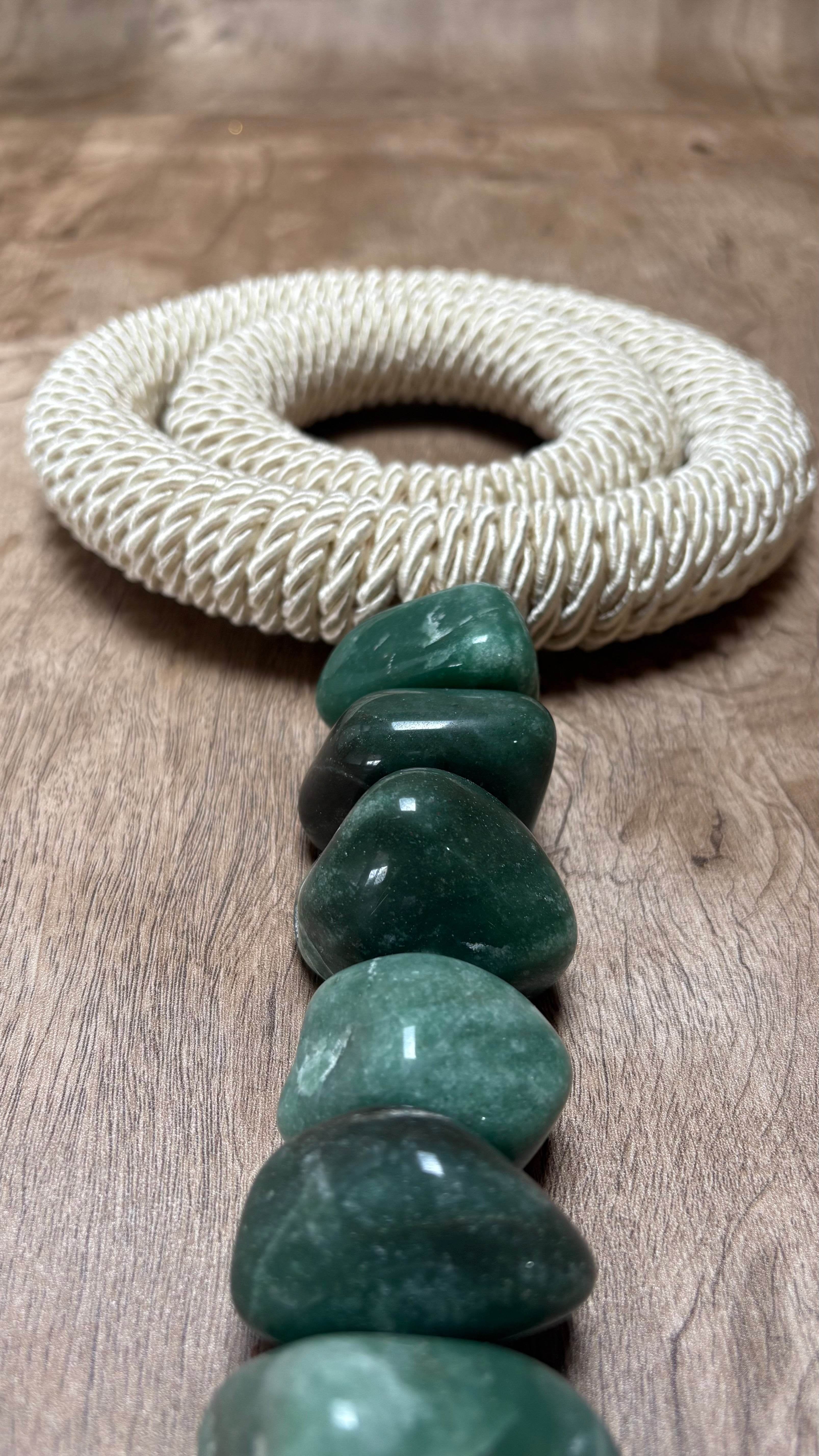 Colar de Mesa Fialho com pedras naturais - Quartzo verde com Macrame.