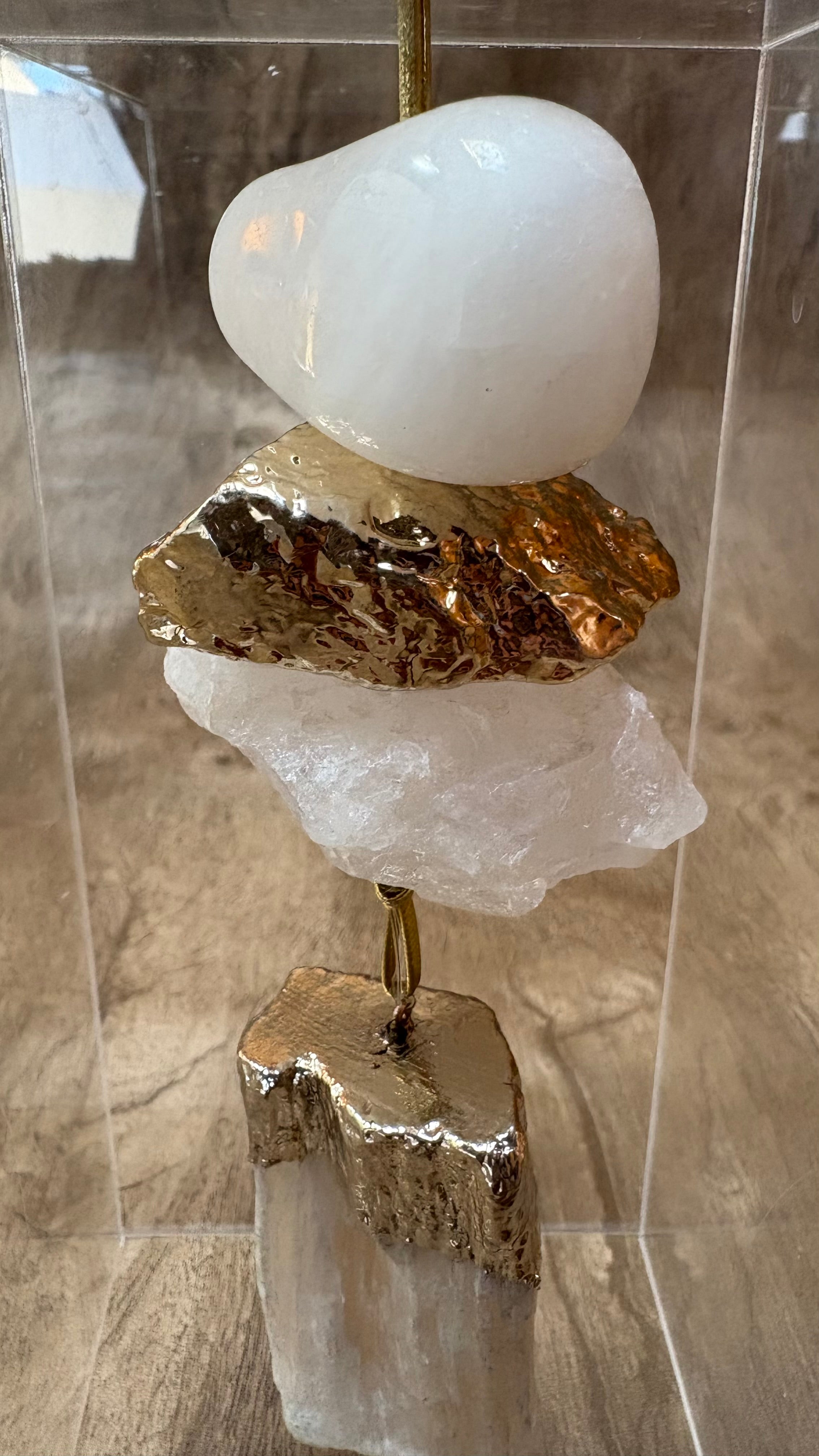 Caixa decorativa de acrílico de Quartzo Branco e Selenita Laranja.