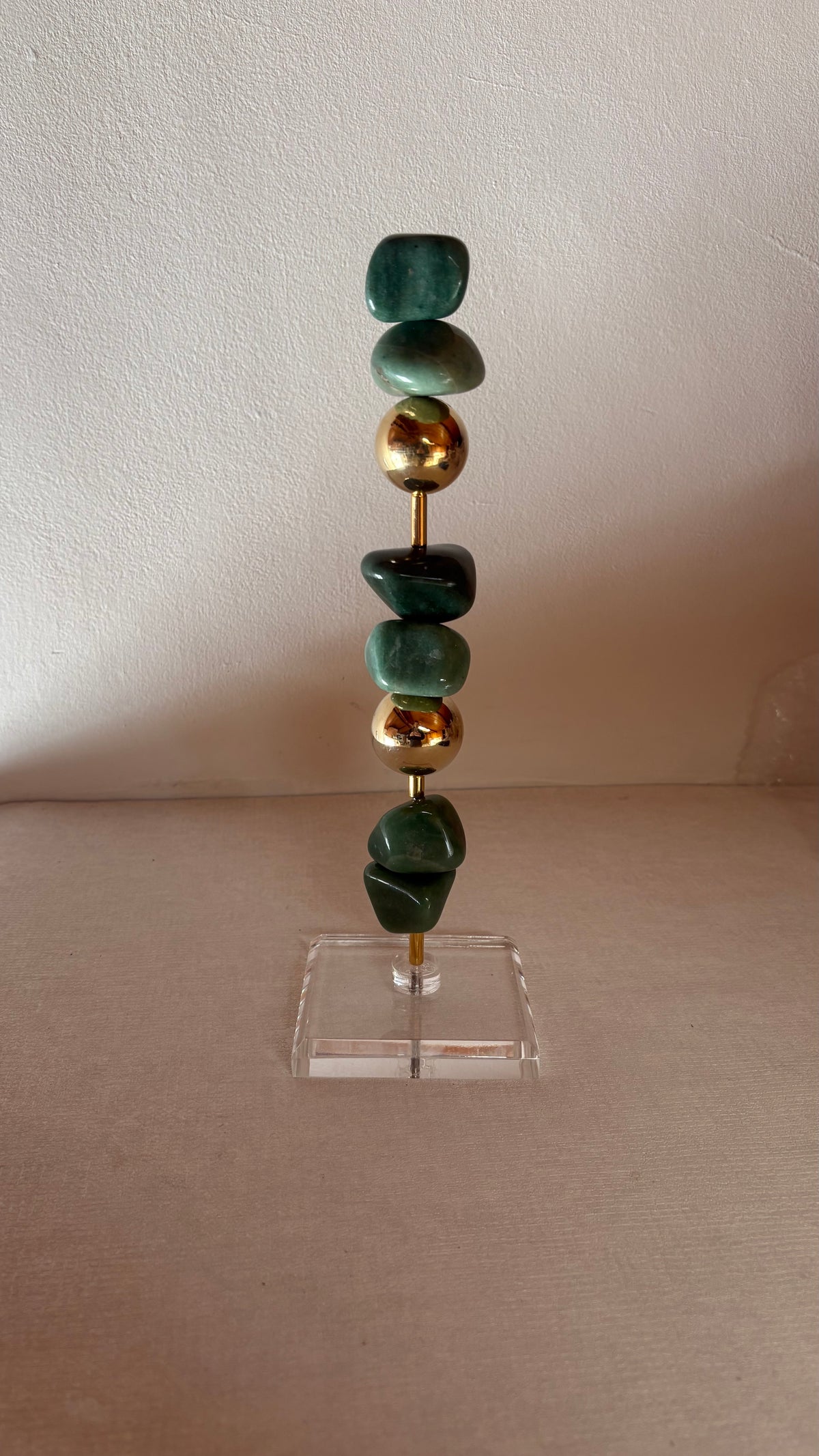 Escultura Decorativa de Quartzo Verde e Esfera Banhada.