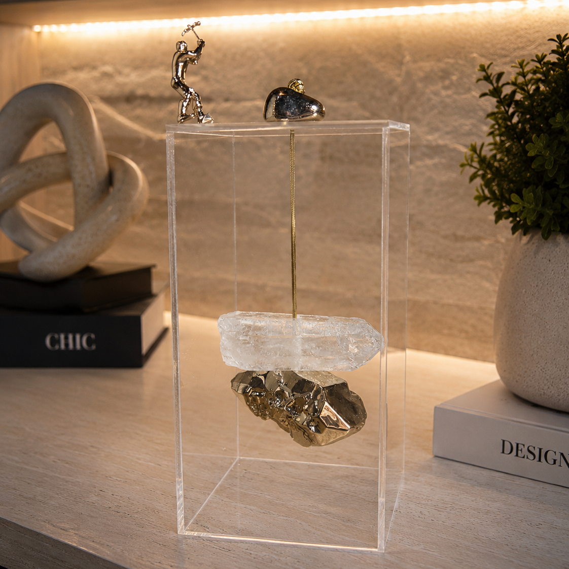 Caixa decorativa de acrílico com cristal, pedra banhada e garimpeiro.