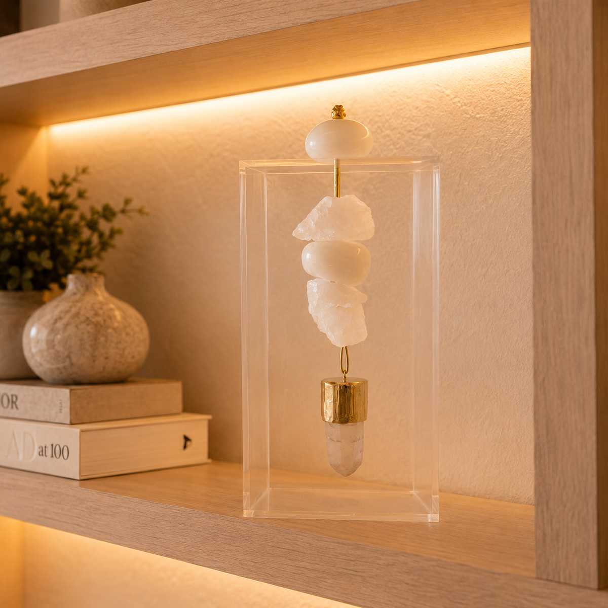 Caixa de Acrílico Decorativa Com Pedra Natural - Quartzo Branco com torre de Selenita banhada.