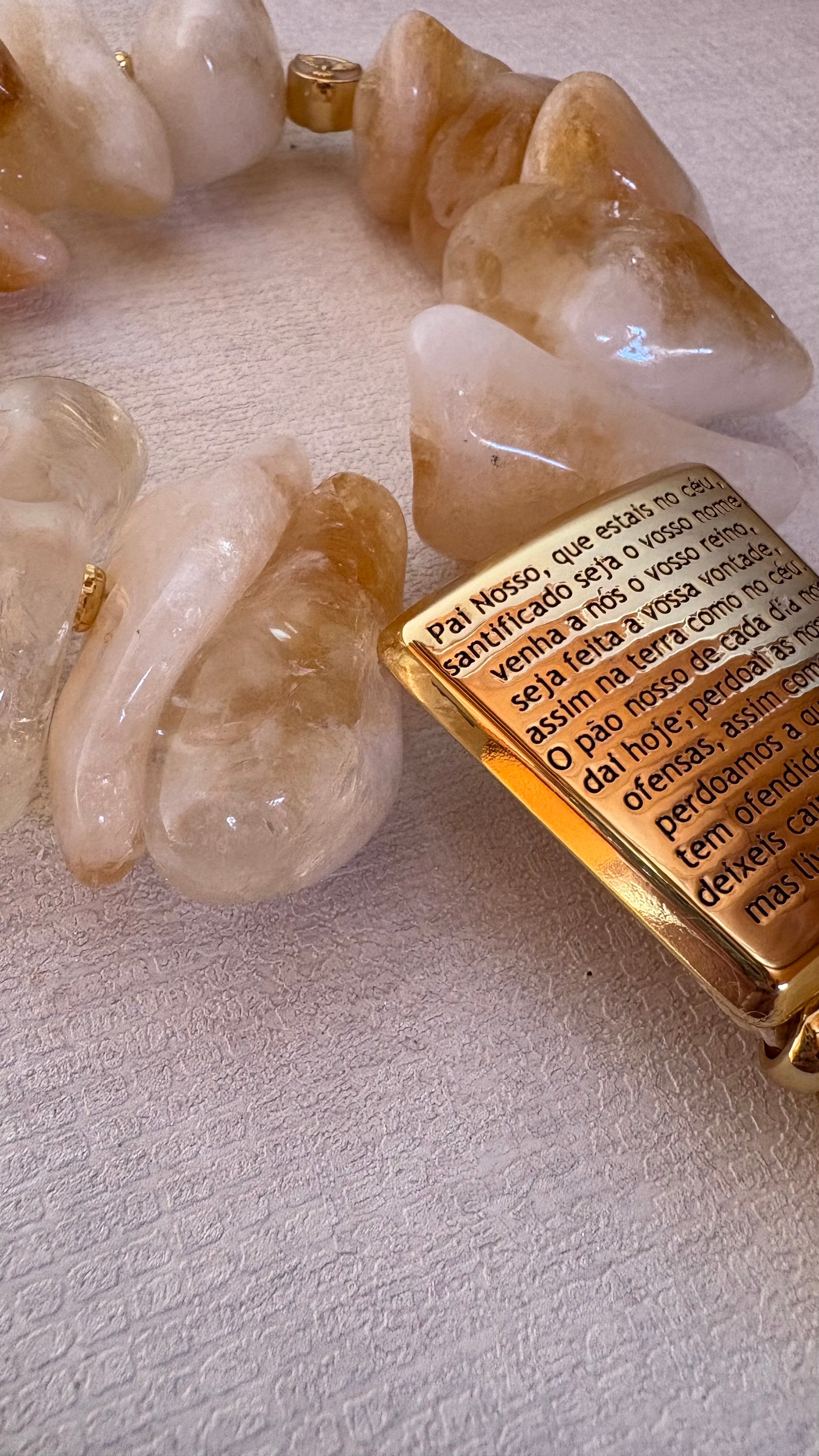 Terço Decorativo Pai Nosso de Pedra Natural - Citrino com Medalha da Nossa Senhora.