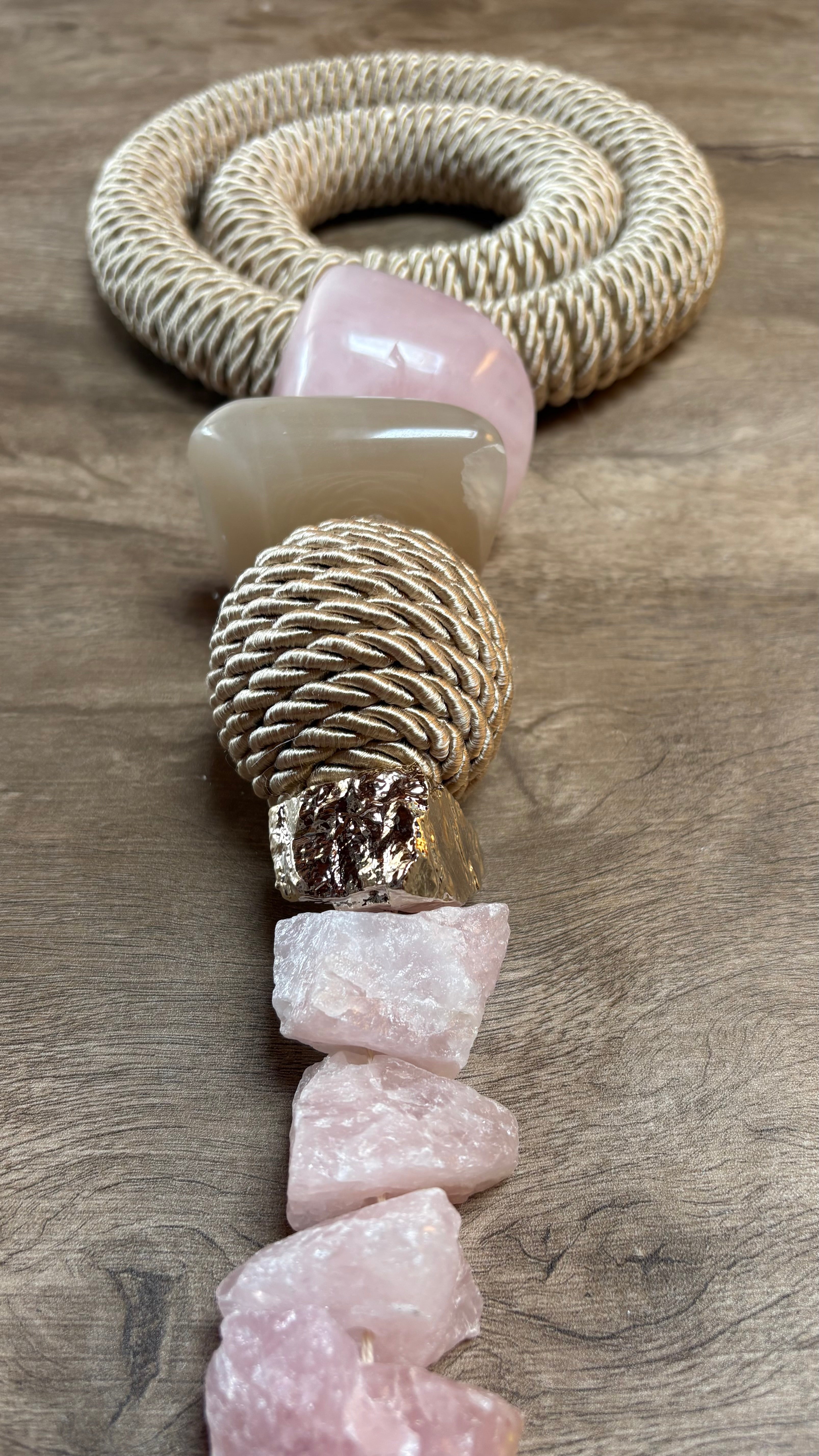 Colar de Mesa Letícia - Quartzo Rosa bruto com Aragonita e macrame.