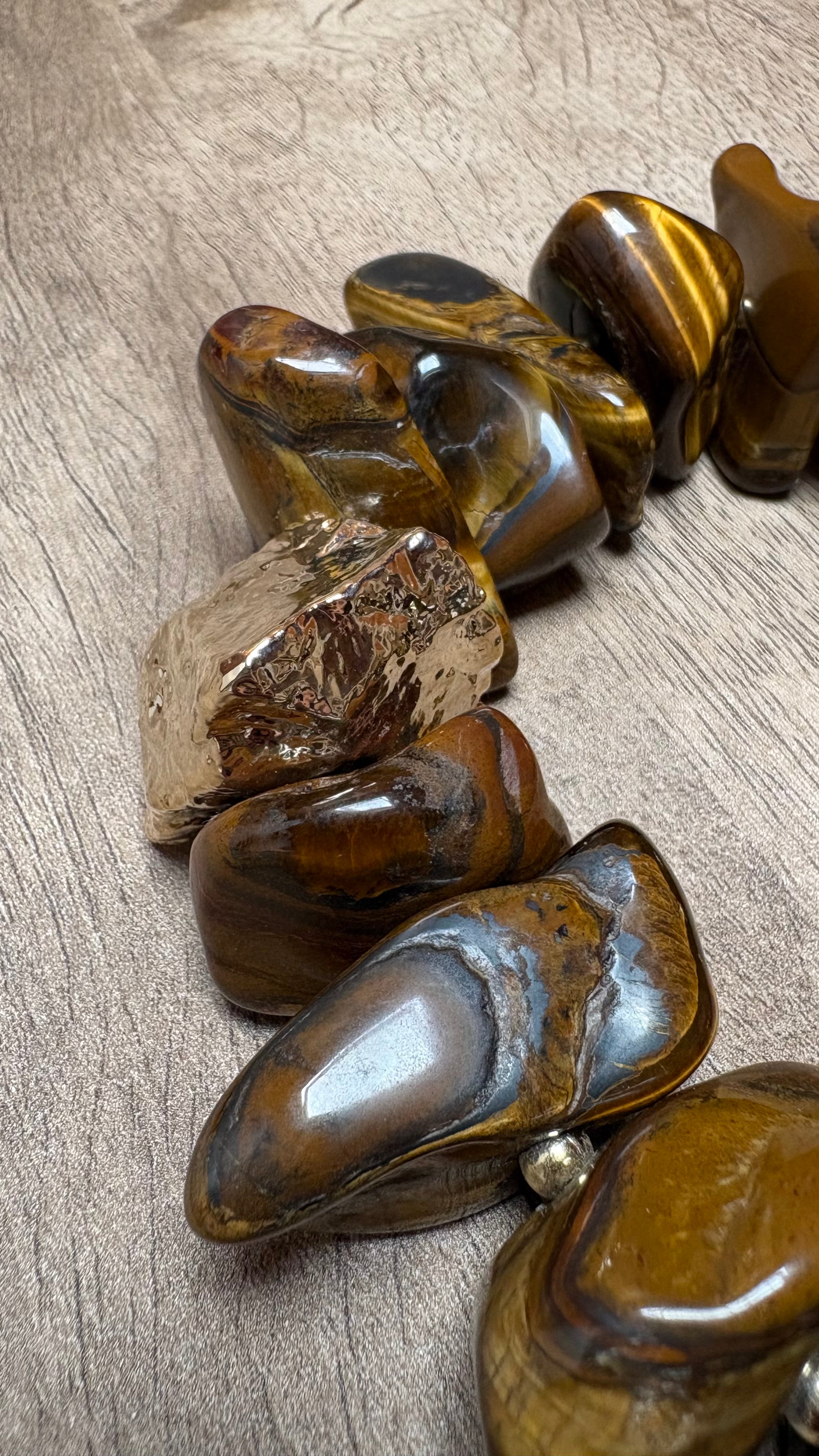 Terço Decorativo de Olho de Tigre com Cruz banhada.