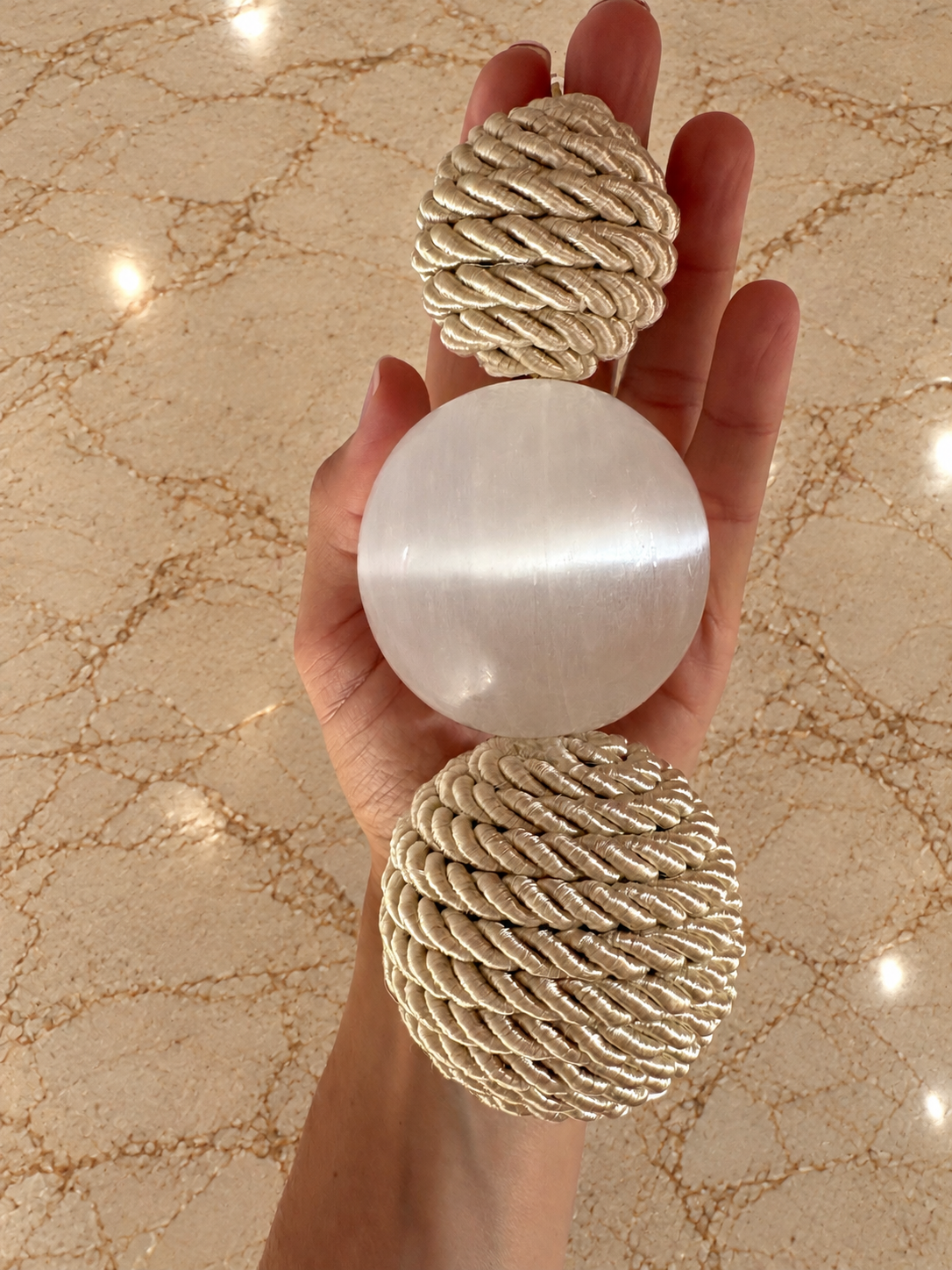 Caixa decorativa de acrílico de Esfera de Fio de Macrame e Selenita.