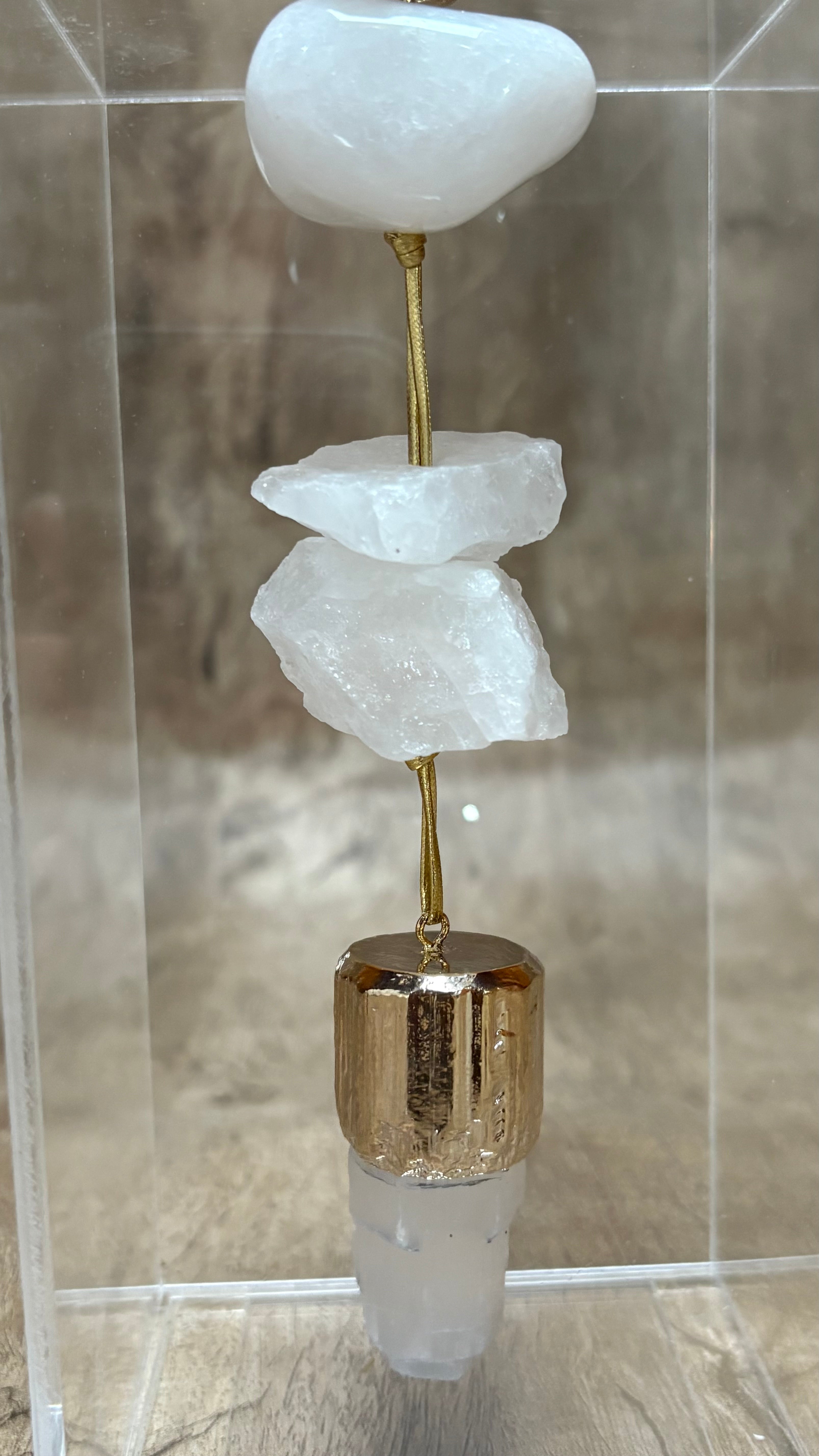 Caixa de Acrílico Decorativa Com Pedra Natural - Quartzo Branco com pingente banhado.