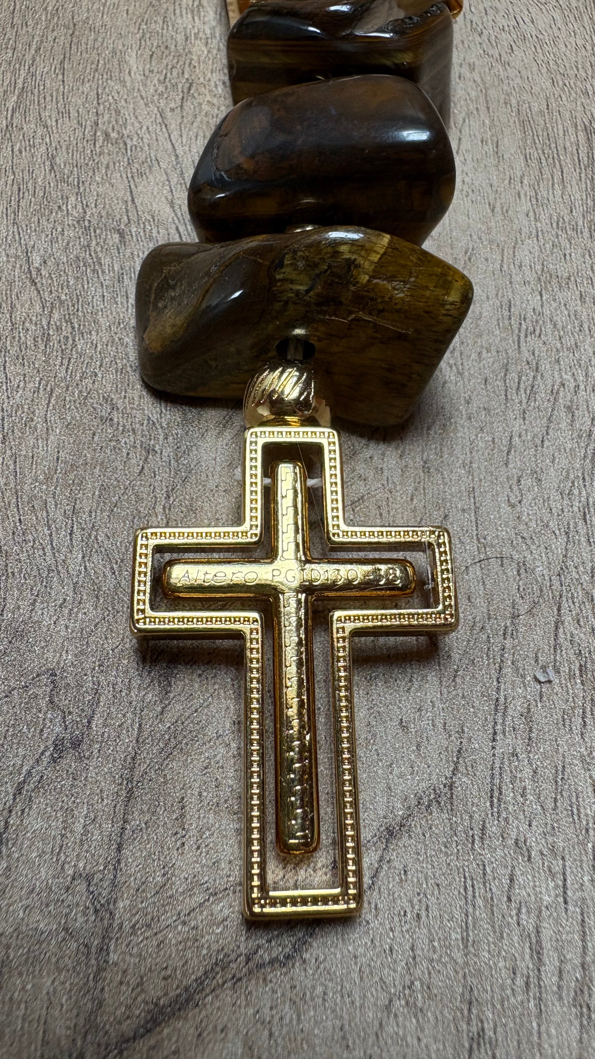 Terço Decorativo de Olho de Tigre com Cruz banhada.