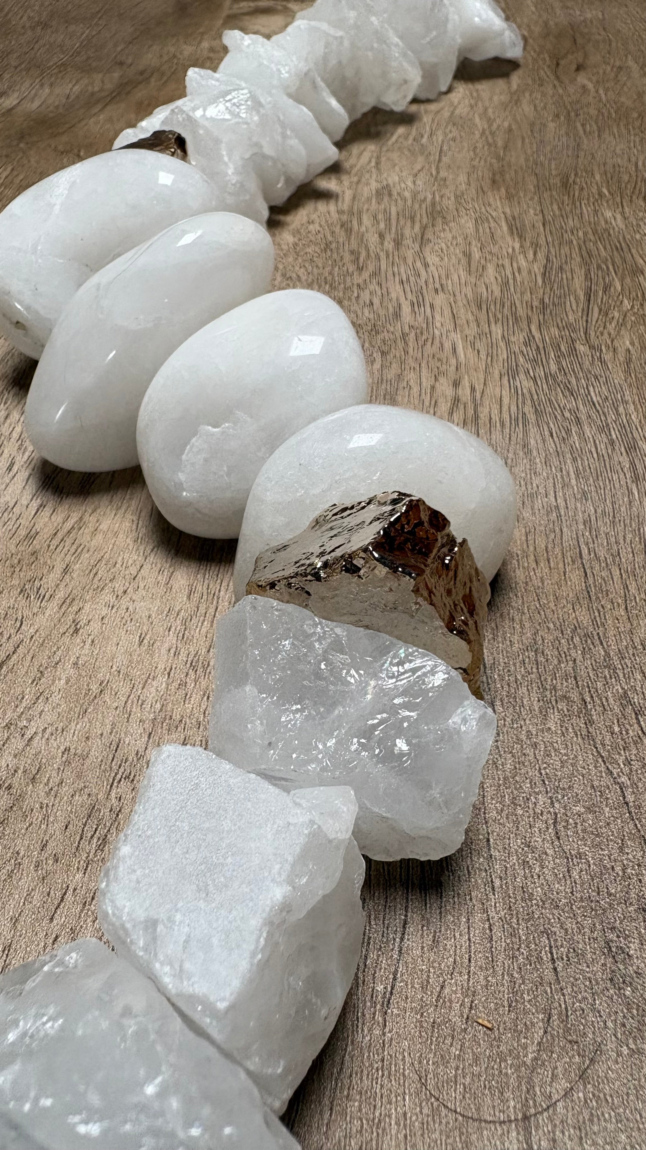 Colar de Mesa - Quartzo branco com pedra banhada.