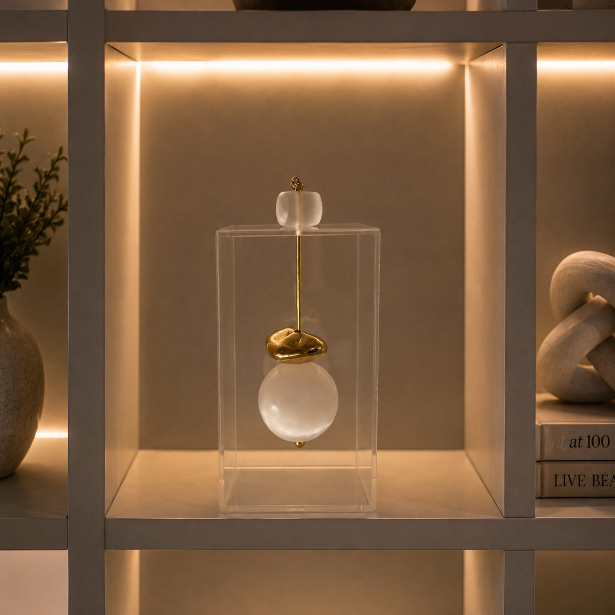 Caixa decorativa de acrílico de Esfera de Selenita e Banhada.