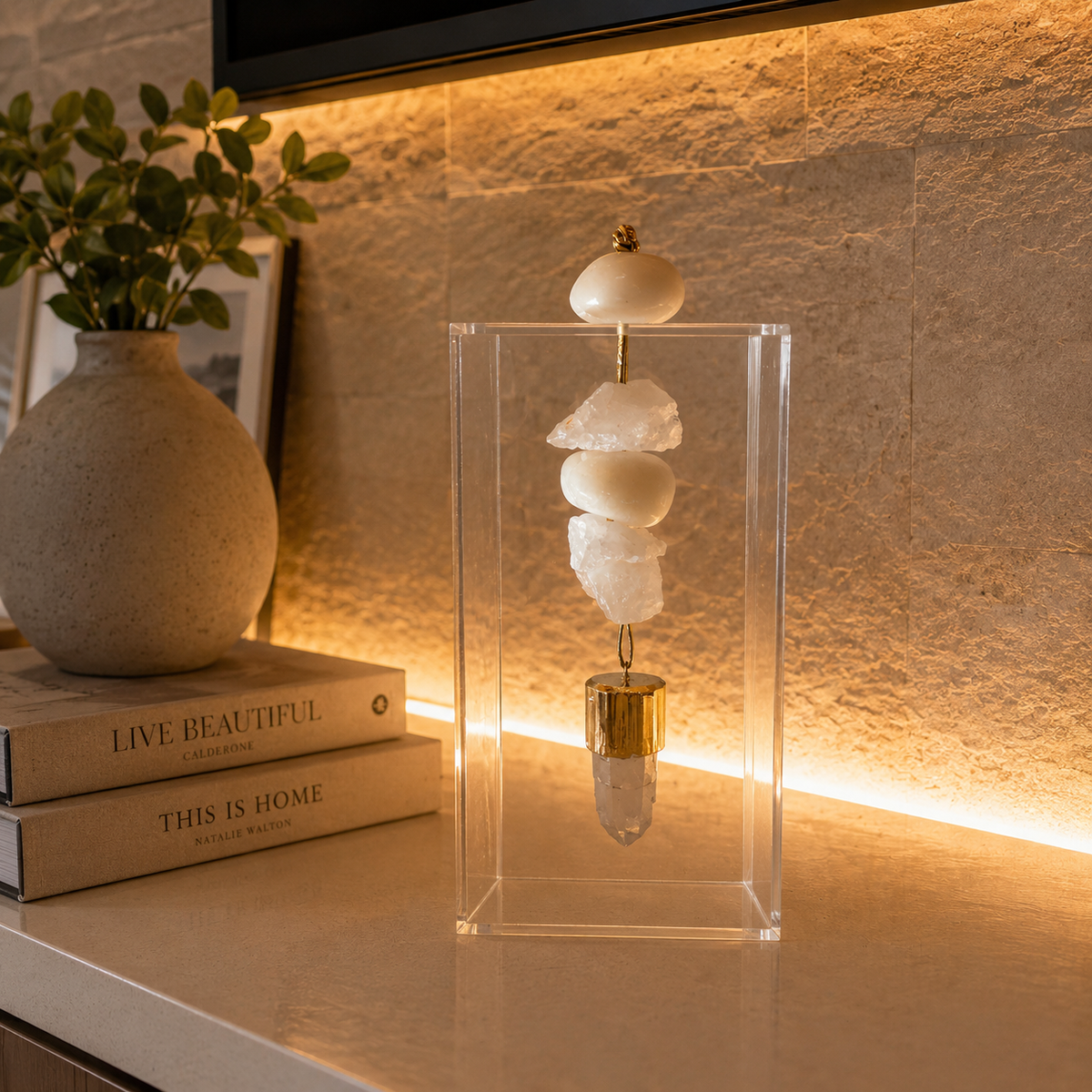 Caixa de Acrílico Decorativa Com Pedra Natural - Quartzo Branco com torre de Selenita banhada.