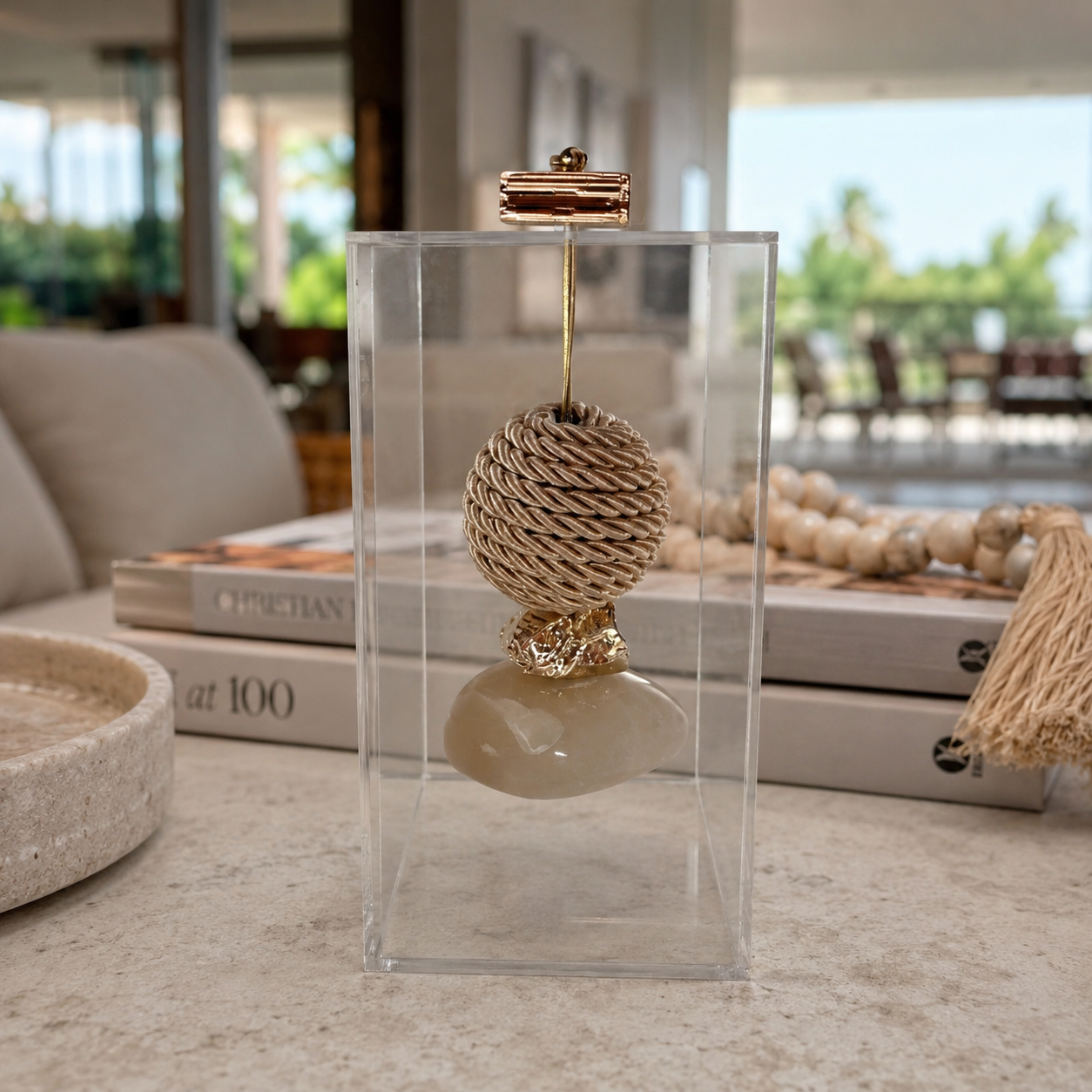 Caixa decorativa de acrílico de Aragonita e Esfera de Macrame.