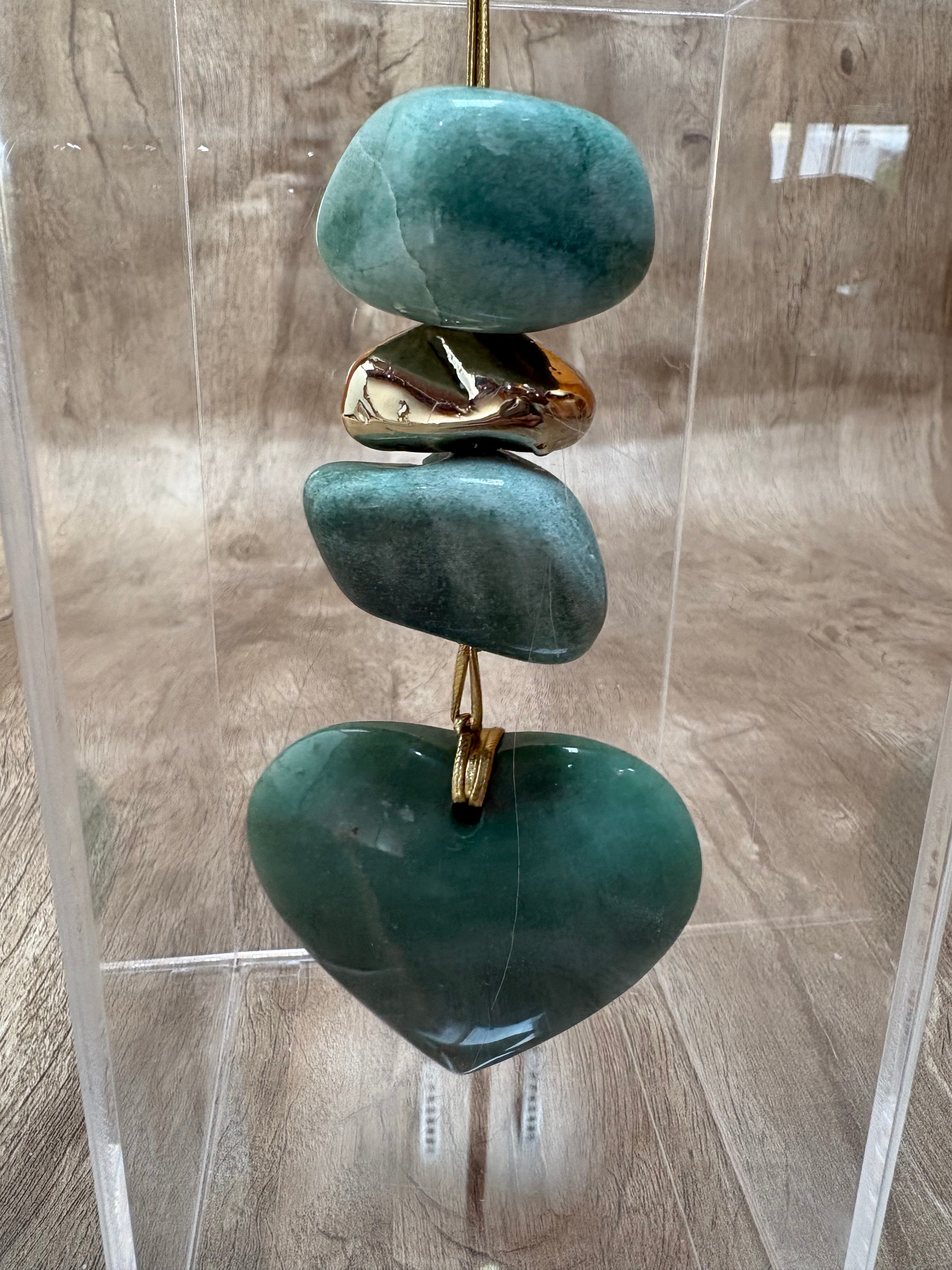 Caixa decorativa de acrílico de pedras de Quartzo verde e coração.