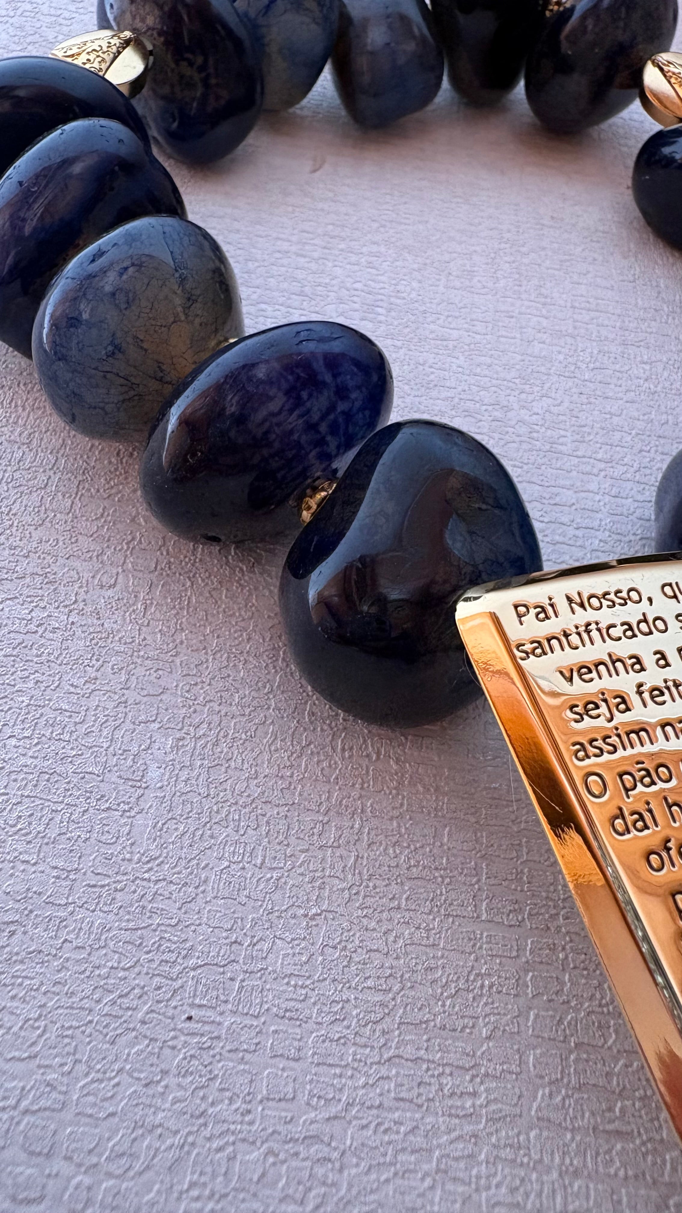 Terço Pai Nosso de Pedras Naturais - Ágata Azul com Medalha da Nossa Senhora.