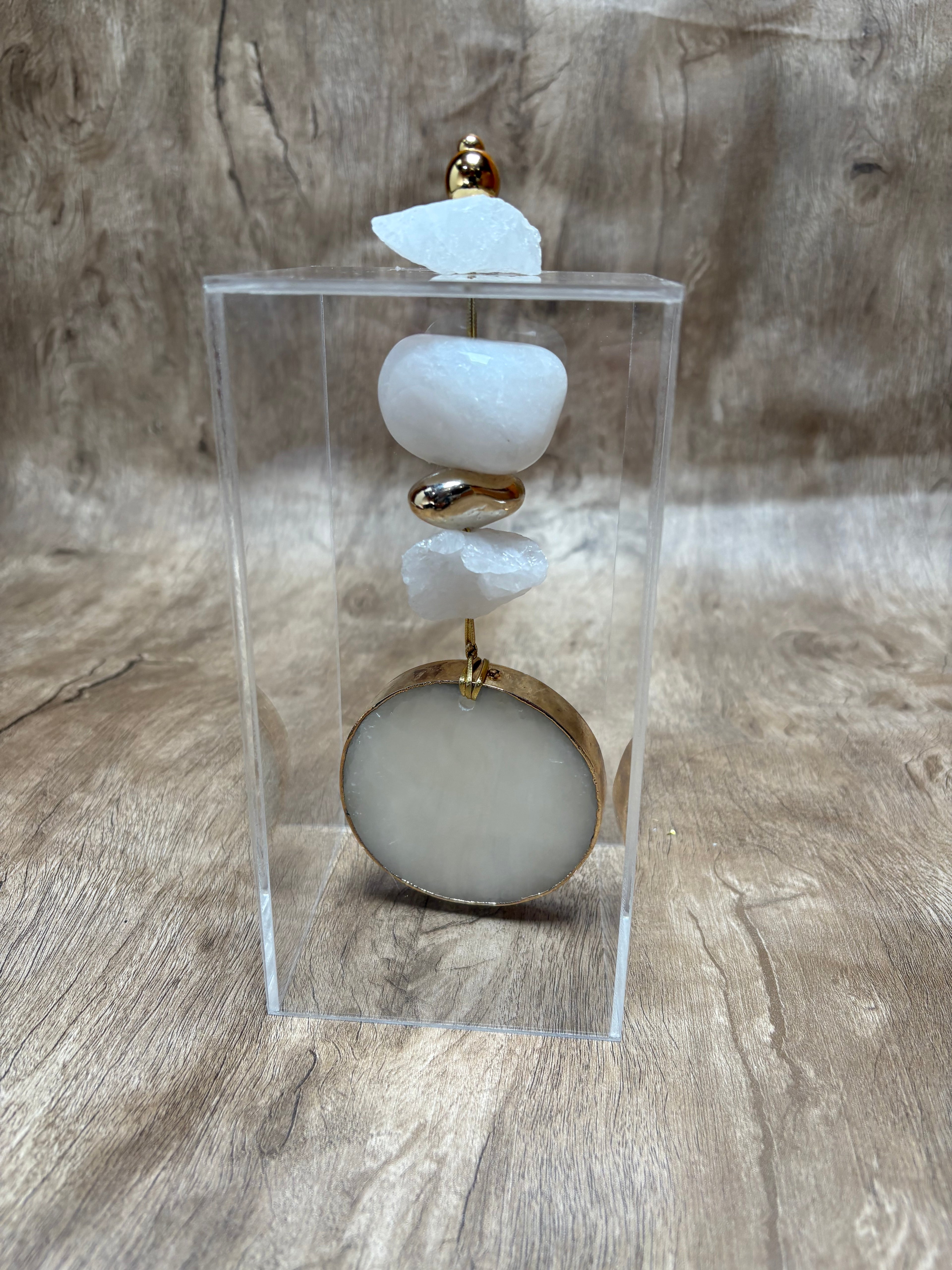 Caixa decorativa de acrílico de Quartzo Braço e Selenita Banhada.