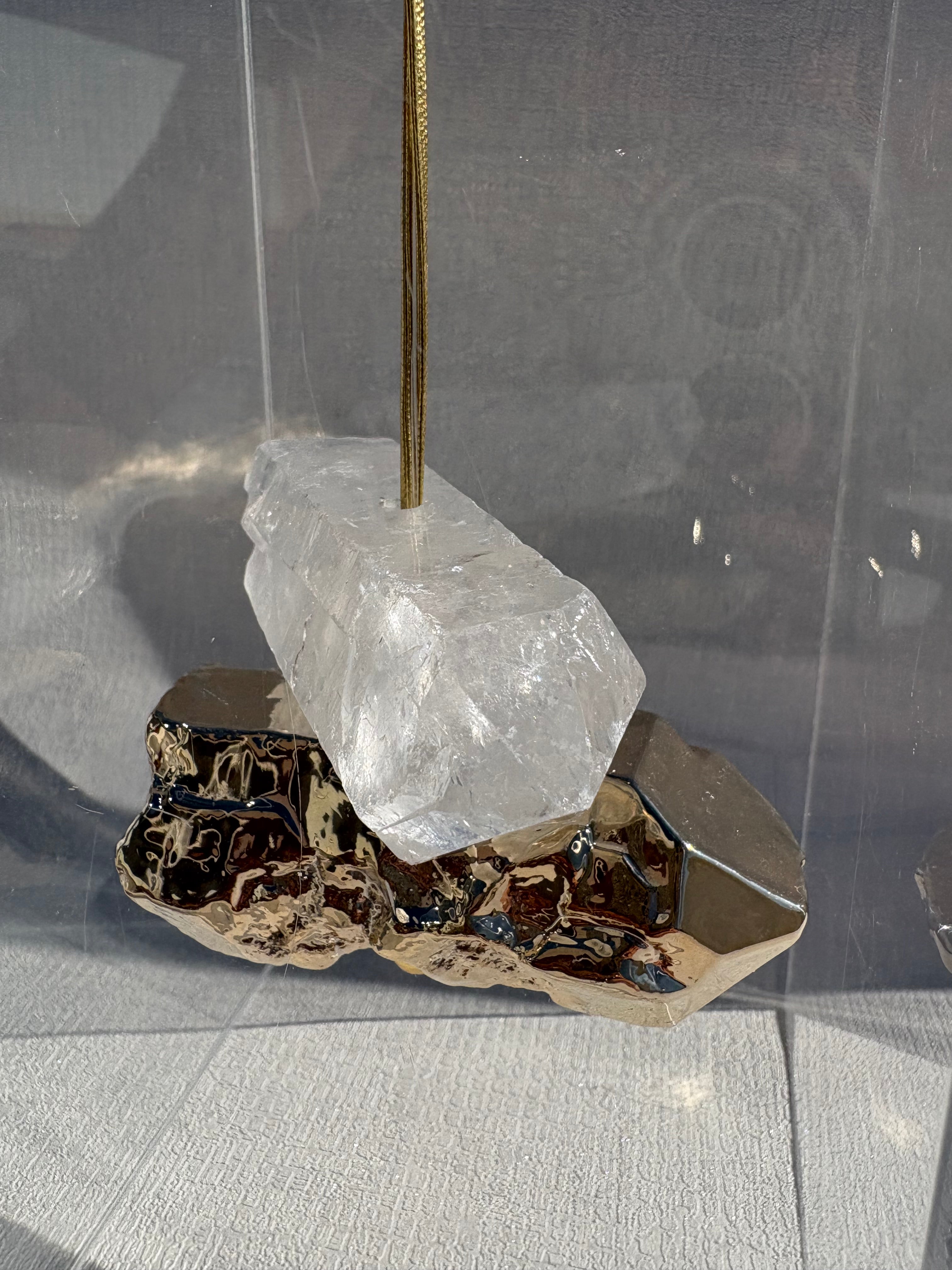 Caixa decorativa de acrílico com cristal, pedra banhada e garimpeiro.