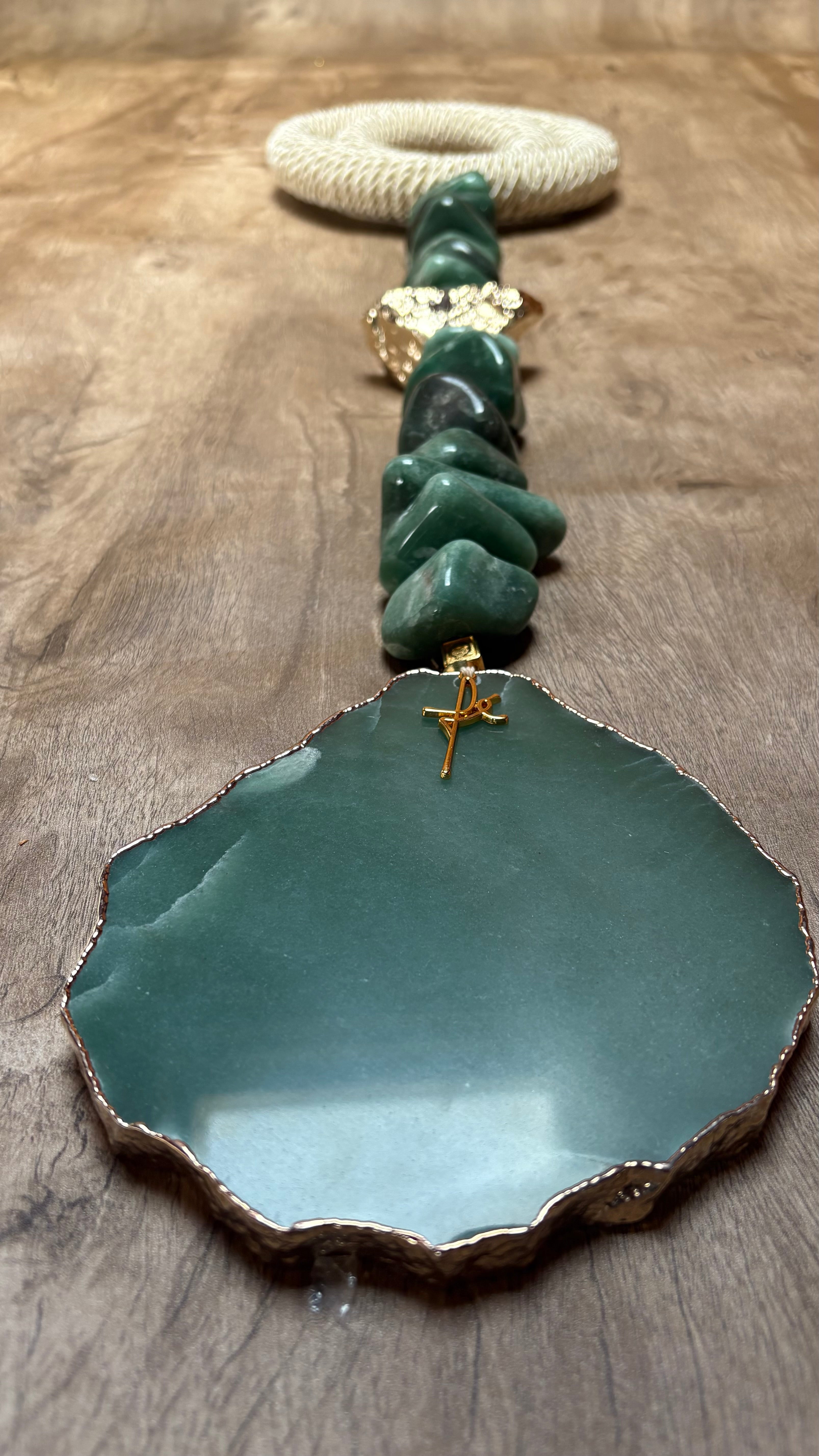 Colar de Mesa Fialho com pedras naturais - Quartzo verde com Macrame.
