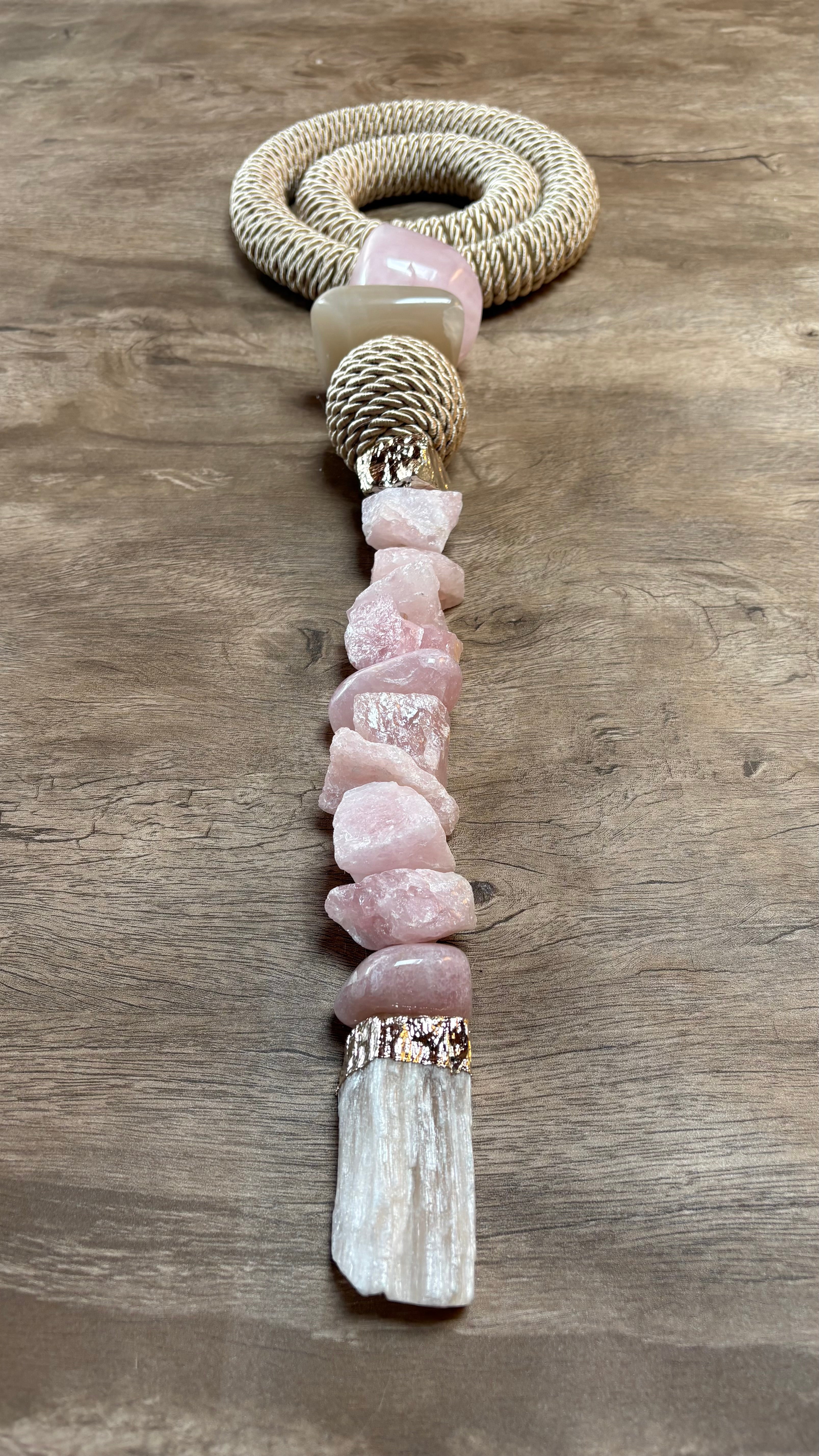 Colar de Mesa Letícia - Quartzo Rosa bruto com Aragonita e macrame.