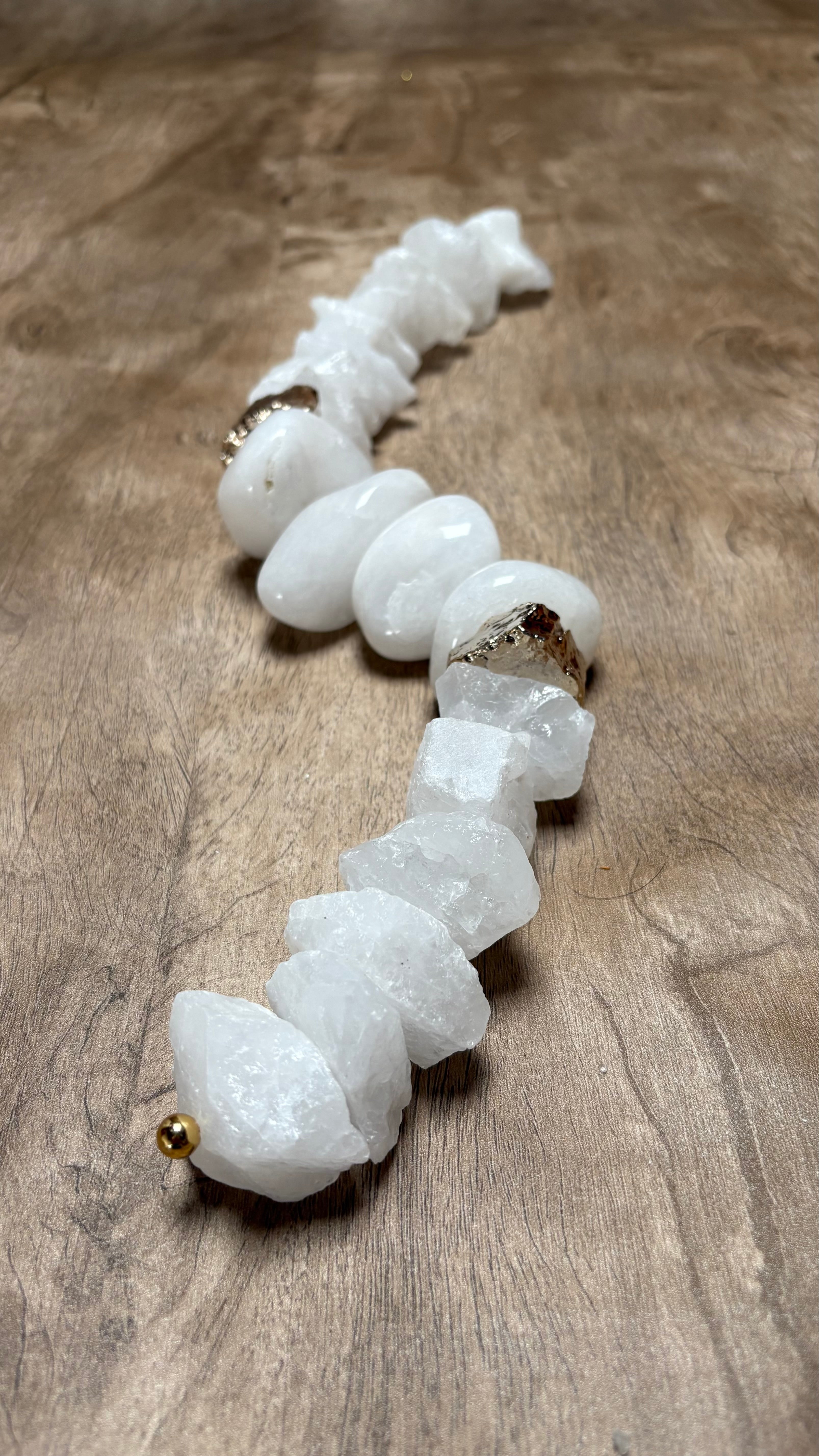 Colar de Mesa - Quartzo branco com pedra banhada.
