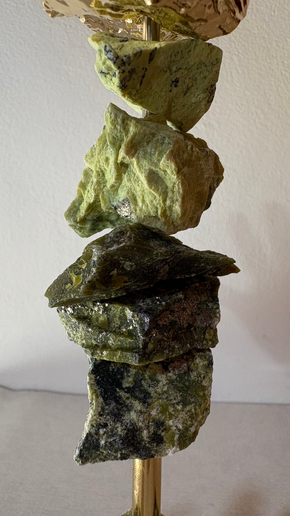 Escultura Decorativa de Serpentinita e Pedra banhada.