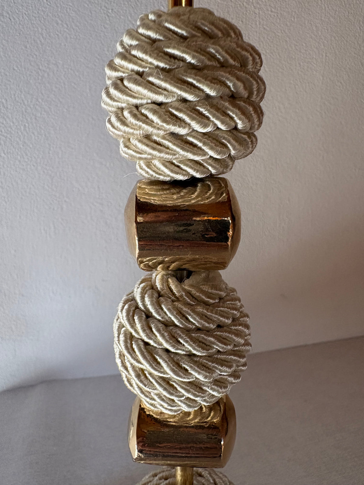 Escultura Decorativa de Esfera com fio de Macrame com Pedra Banhada.