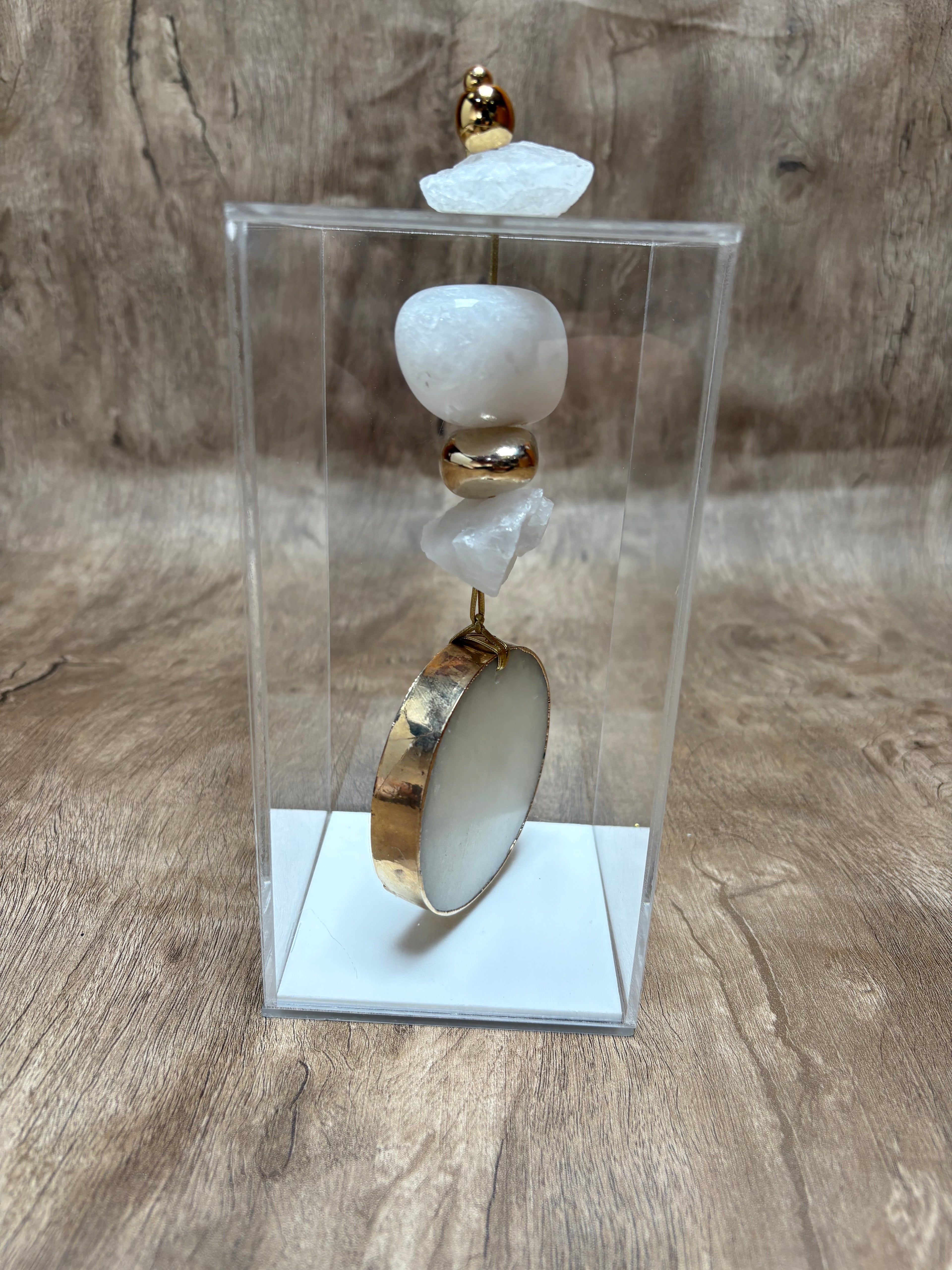Caixa decorativa de acrílico de Quartzo Braço e Selenita Banhada.