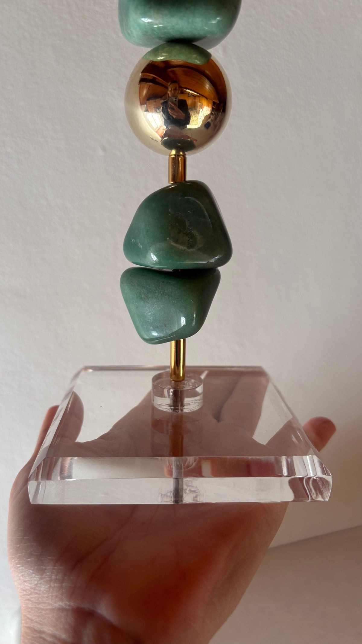 Escultura Decorativa de Quartzo Verde e Esfera Banhada.