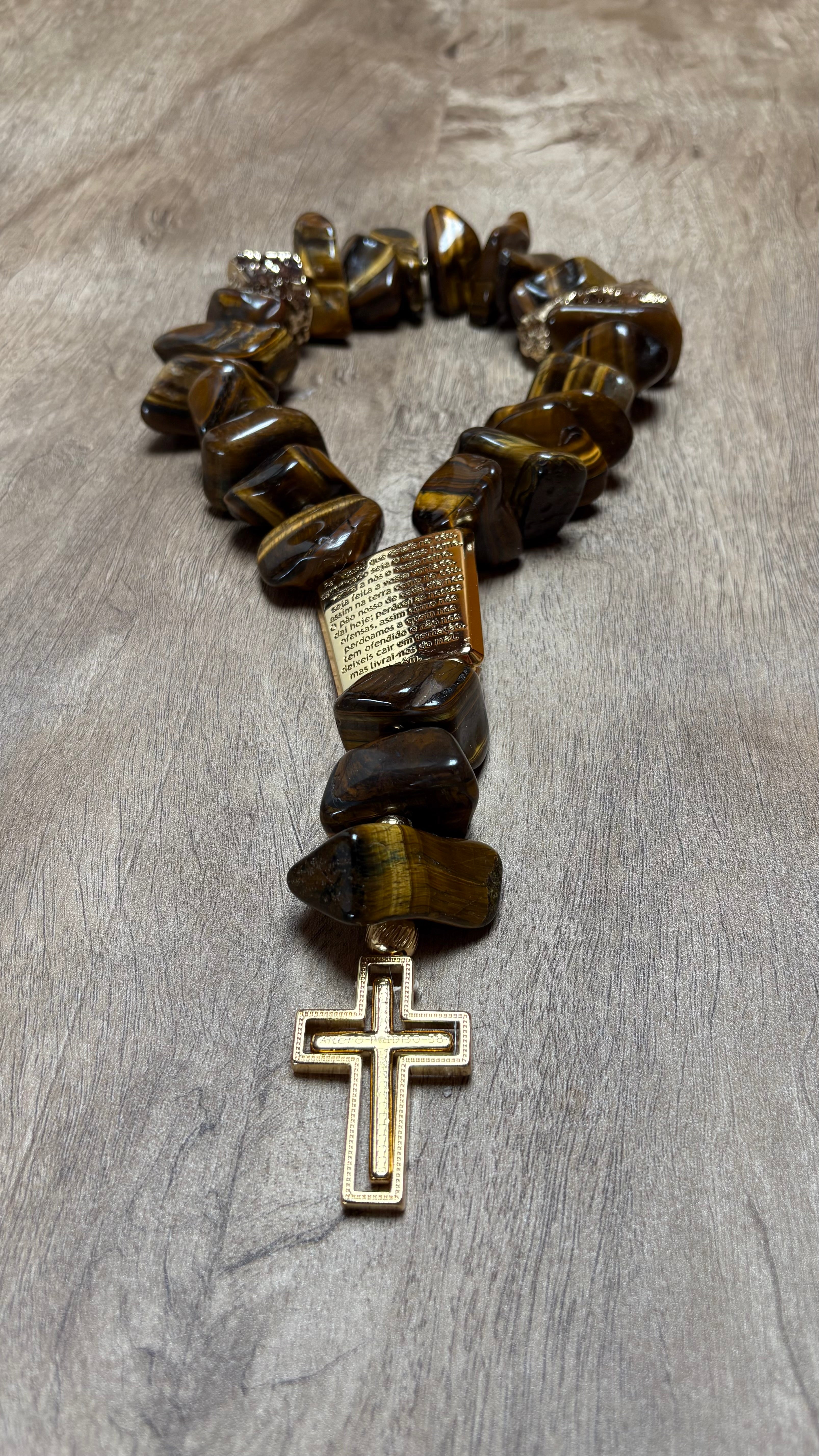 Terço Decorativo de Olho de Tigre com Cruz banhada.