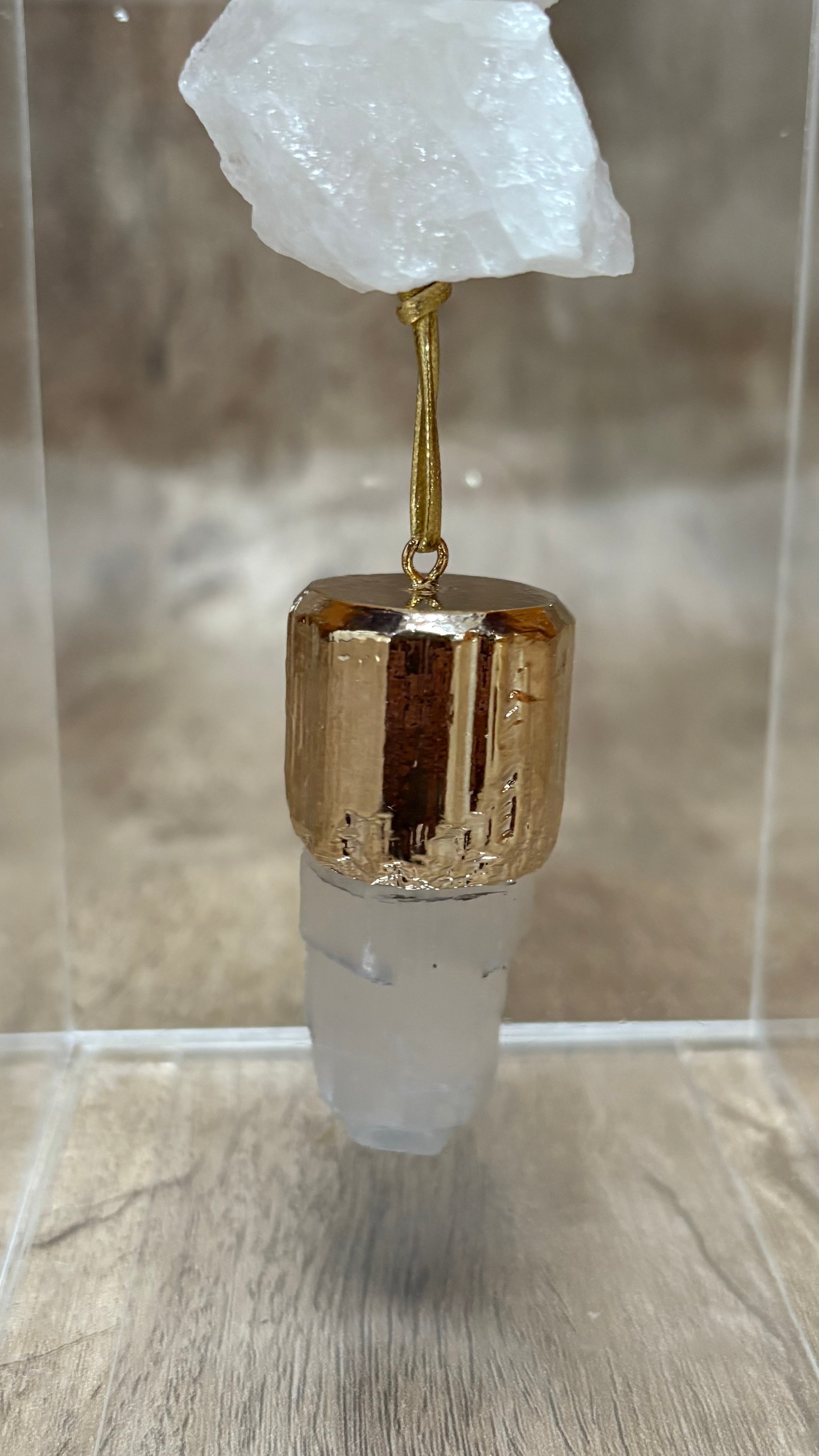 Caixa de Acrílico Decorativa Com Pedra Natural - Quartzo Branco com pingente banhado.