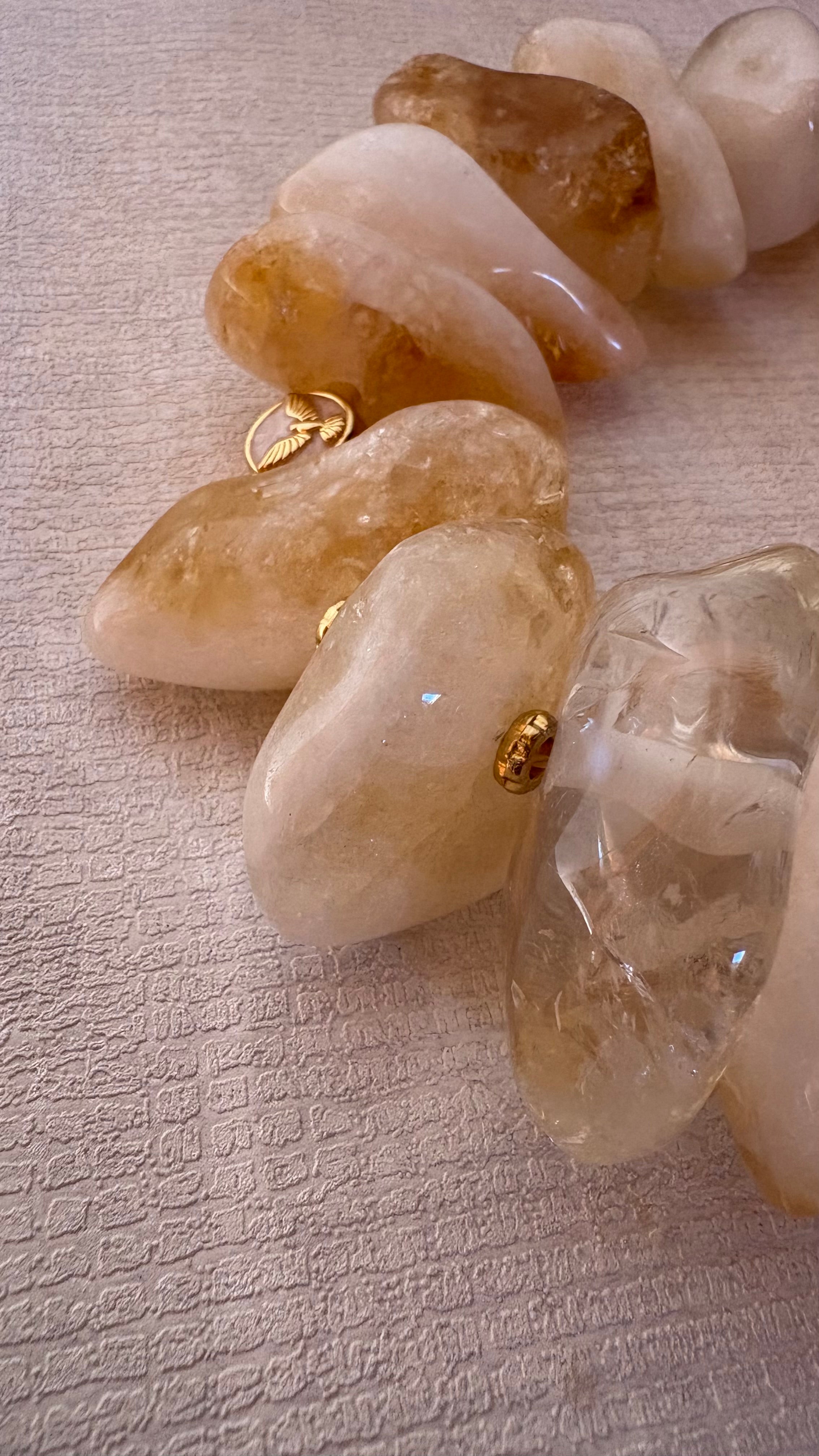Terço Decorativo Pai Nosso de Pedra Natural - Citrino com Medalha da Nossa Senhora.