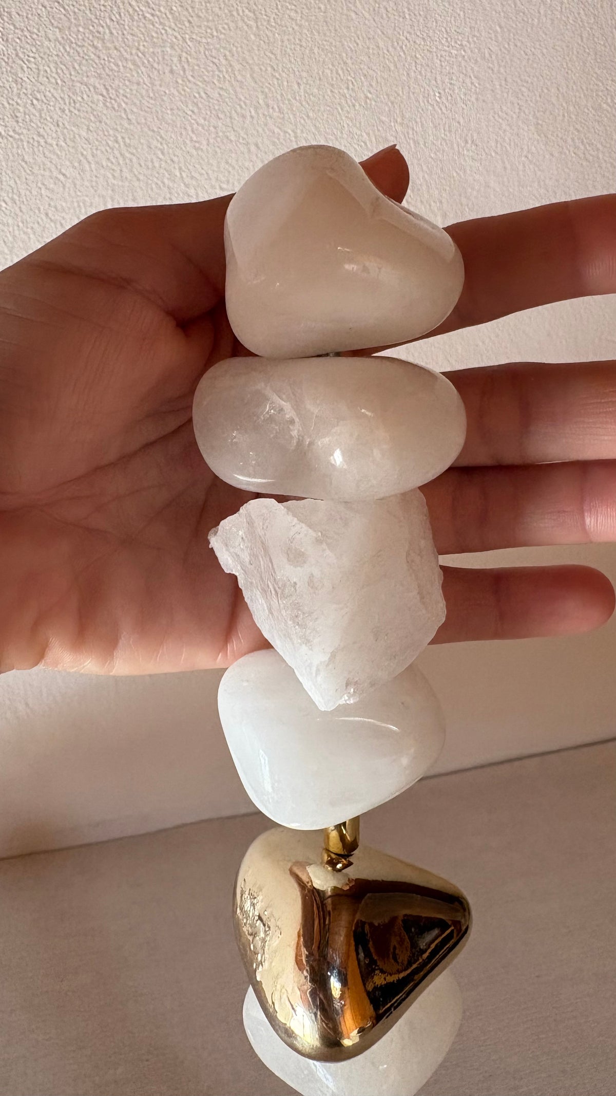 Escultura Decorativa de Quartzo Branco Rolado e Bruto e Pedra Banhada.