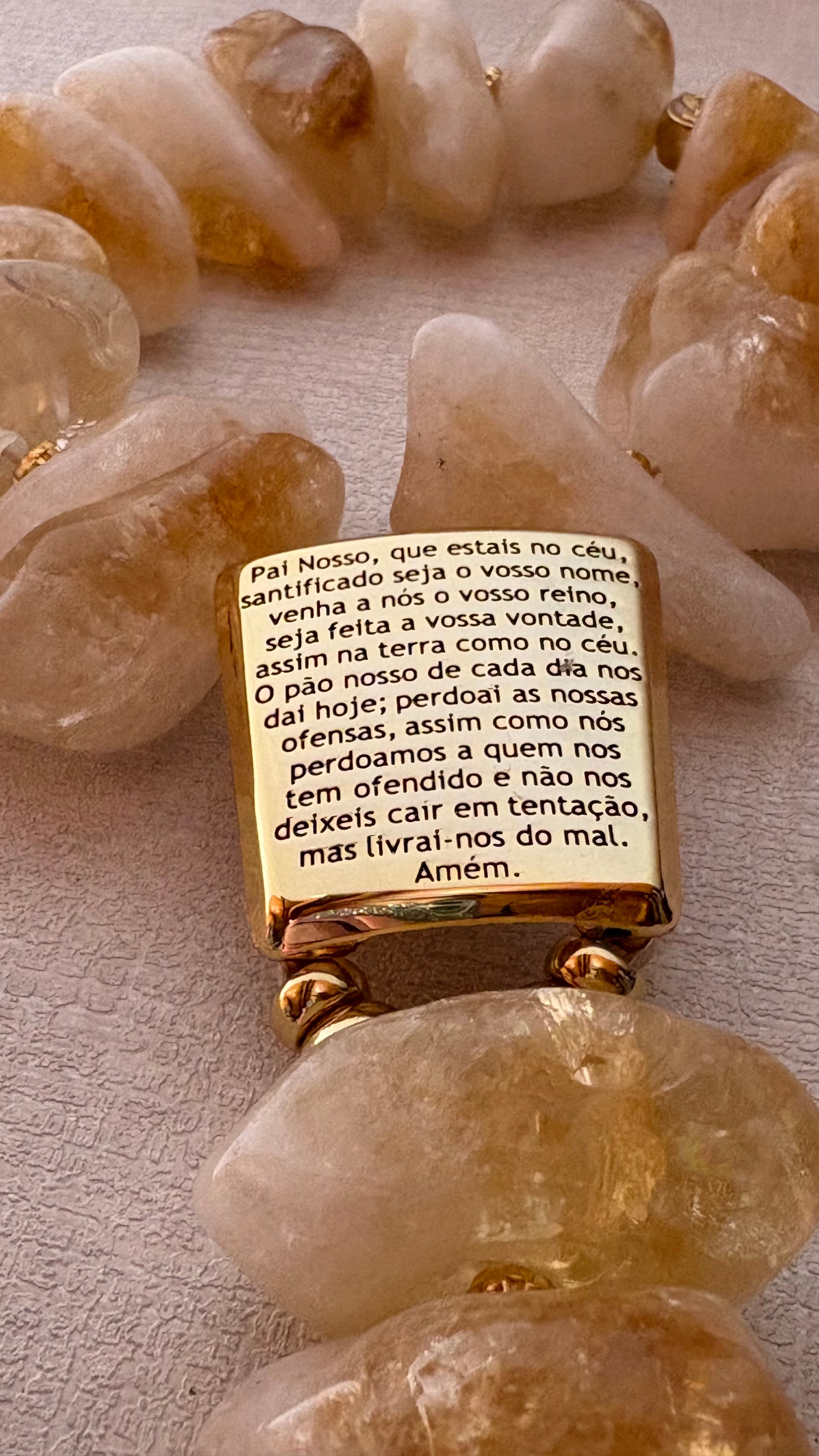 Terço Decorativo Pai Nosso de Pedra Natural - Citrino com Medalha da Nossa Senhora.