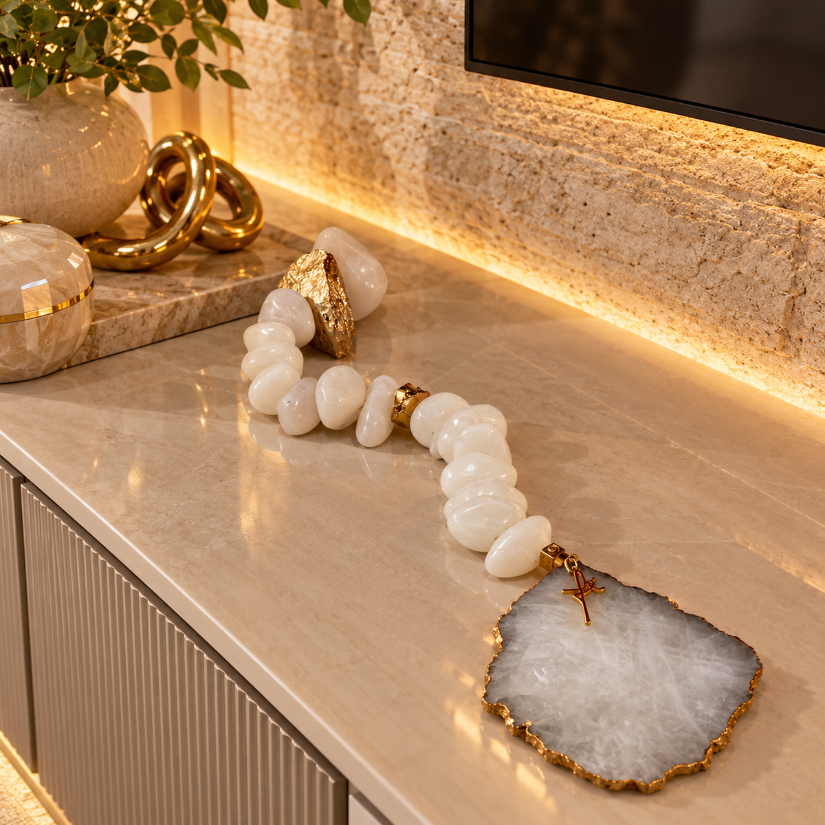 Colar de Mesa Fialho com pedras naturais - Quartzo Branco com Banhada e Pingente Fé.