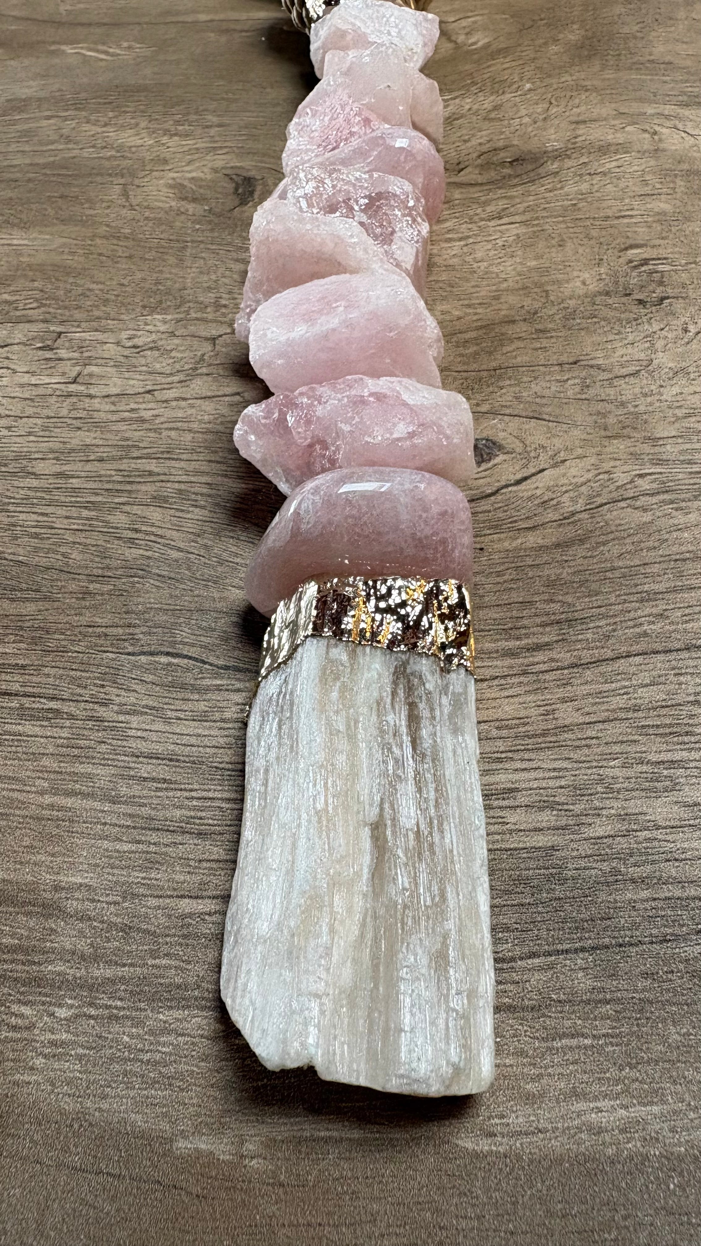 Colar de Mesa Letícia - Quartzo Rosa bruto com Aragonita e macrame.